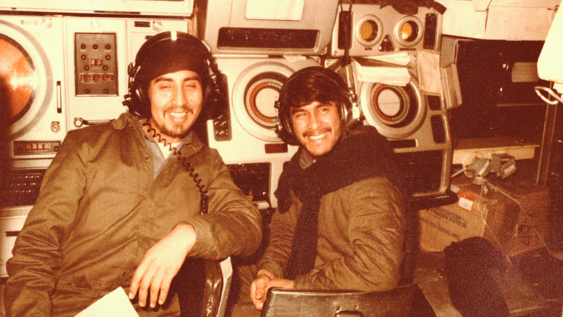 El Cabo Primero José Claudio Tureo (izquierda) sentado frente a la (rota) computadora de
control tiro y el Cabo Primero Oscar Alberto Serrano frente a la consola del sonar pasivo Atlas
AN-525 A6, durante las operaciones de combate de 1982.