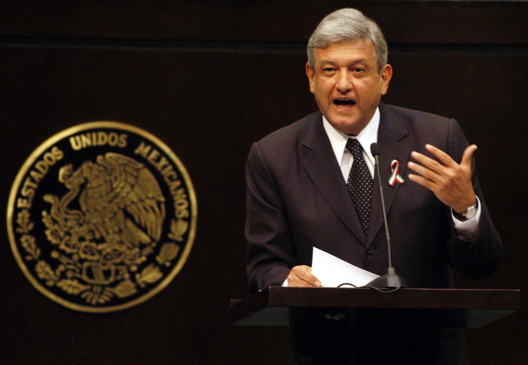     Andres Manuel Lopez Obrador, as head of government, appeared before the plenary session of the Chamber of Deputies, who became the original jury in a court-ordered contempt case in the Encino property case.  Photo: Germán Romero / CUARTOSCURO.COM