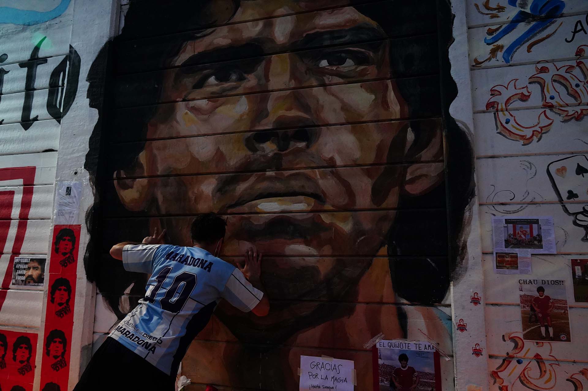 Un fanático besa el mural de Diego en el estadio de Argentinos (Franco Fafasuli)