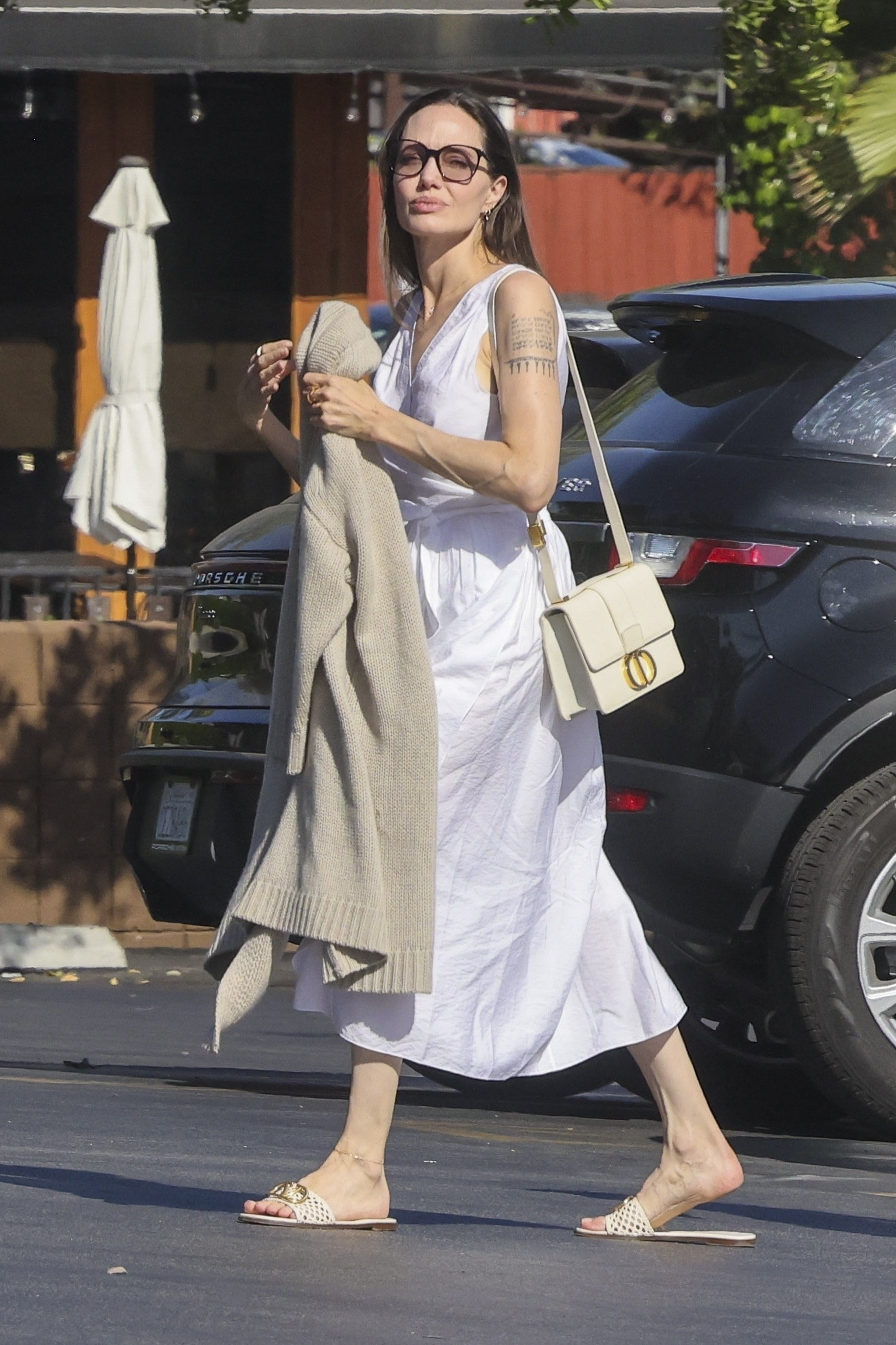 Angelina Jolie, radiante con un vestido blanco, salió a de compras con su hijo Knox, de 14 años