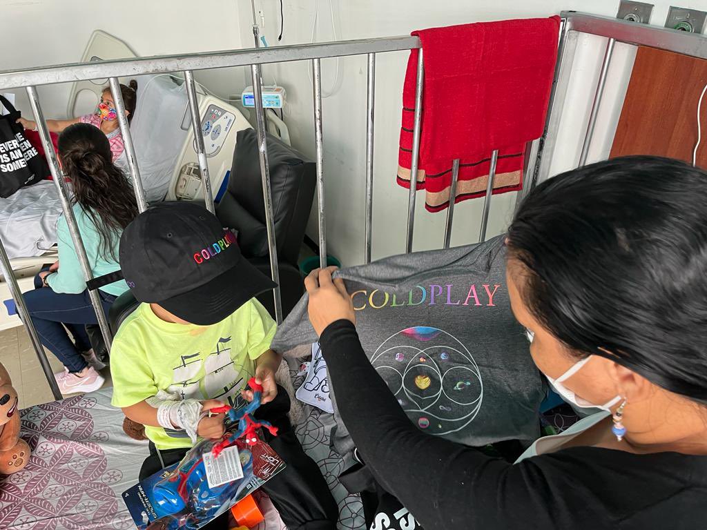 Coldplay en Bogotá: niños pacientes del Hospital Simón Bolívar recibieron regalos de la banda británica