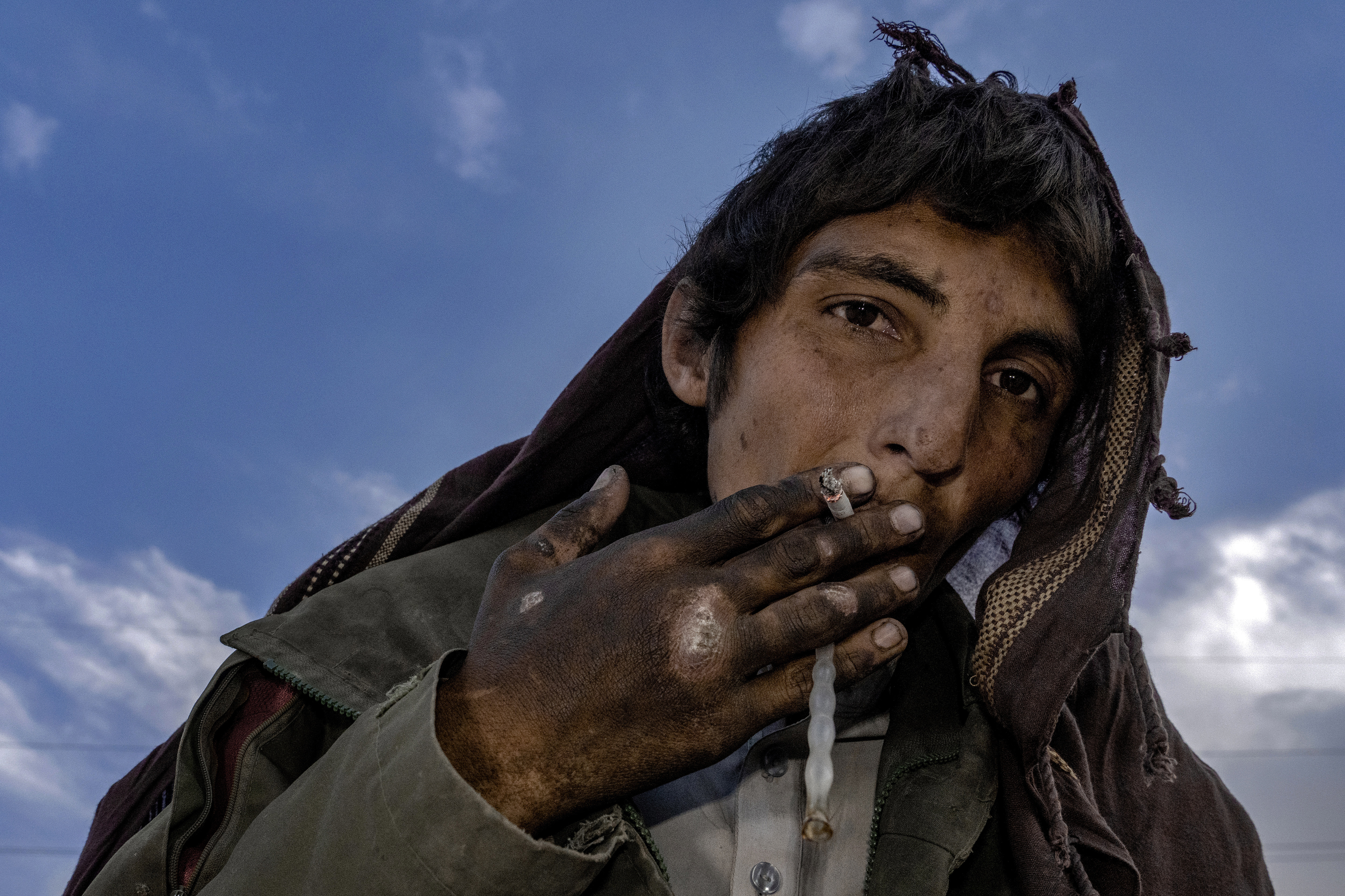 Los hombres se deslizan a la ladera de la colina que domina Kabul, silenciosos y solos, por la línea que va del olvido y la desesperación a la muerte. (AP Photo/Ebrahim Noroozi)