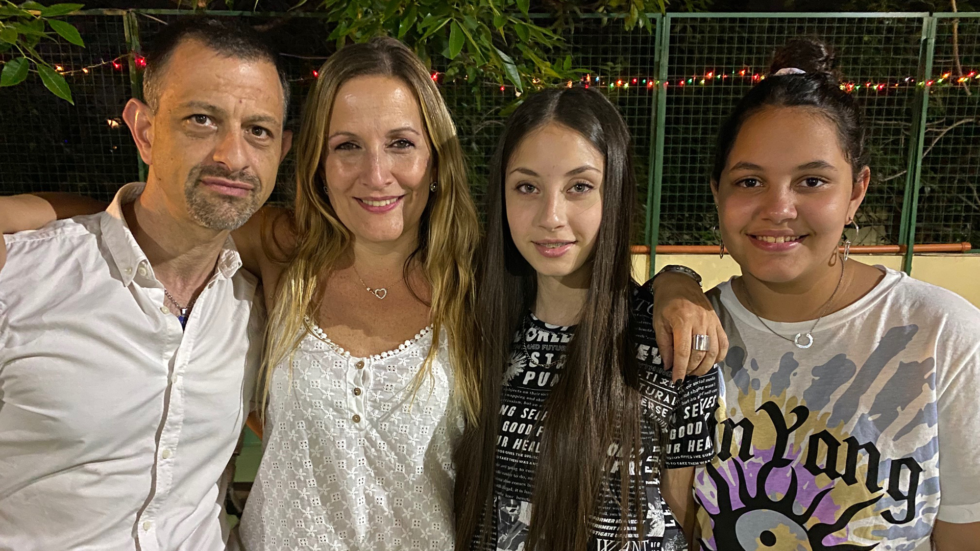 Valeria Schwalb junto a Gabriel, su pareja, y sus dos hijas Camila y Sofía