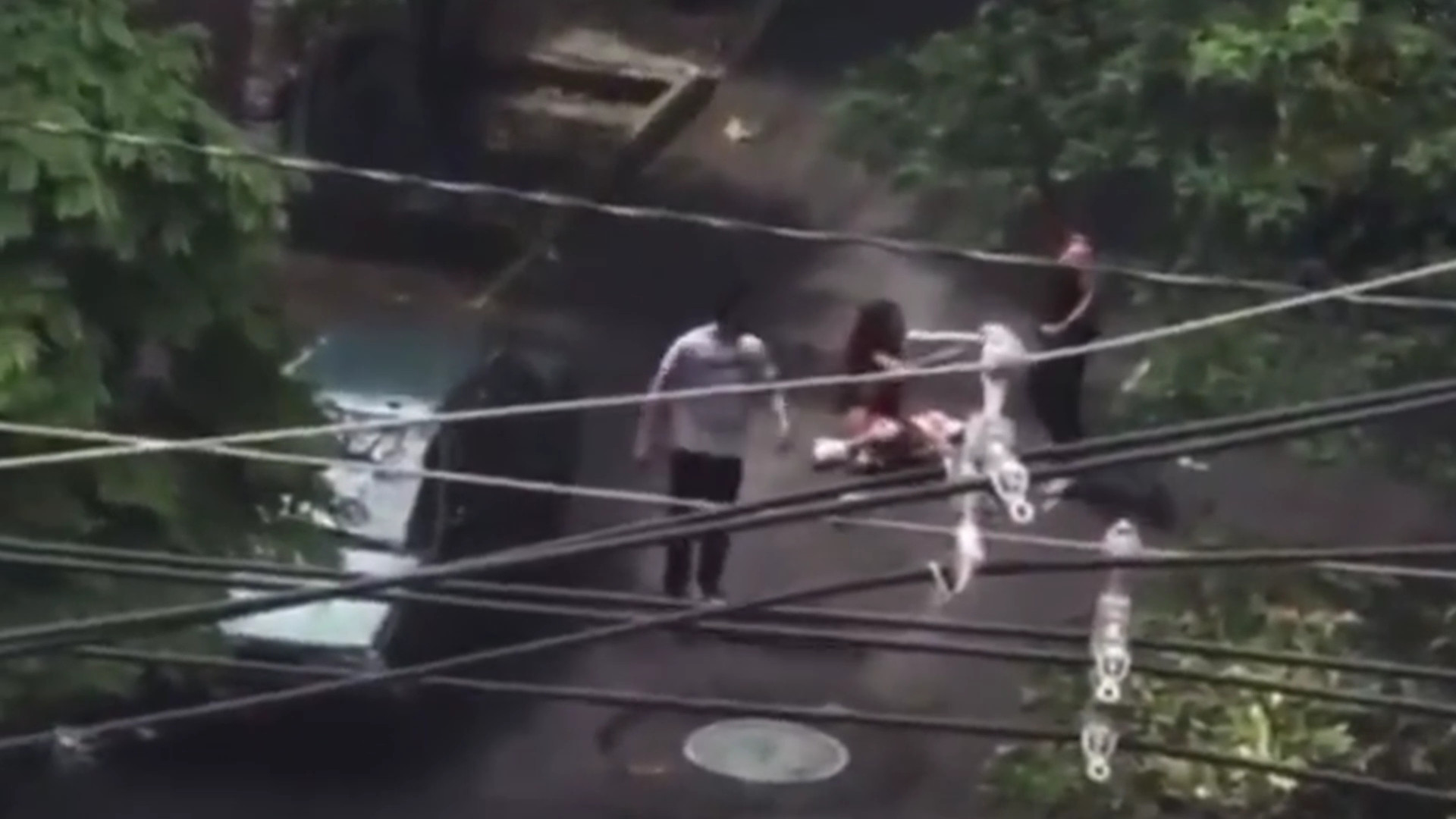 Video: en el mes del orgullo un grupo de hombres atacó con botella y correa a una mujer transgénero en Medellín