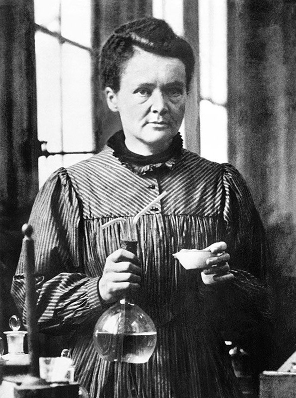 El 25 de junio de 1903, en la facultad de Ciencias de la Universidad de La Sorbona, en París, Marie Curie, ante un tribunal presidido por el físico luxemburgués Gabriel Lippmann, defendió su tesis doctoral