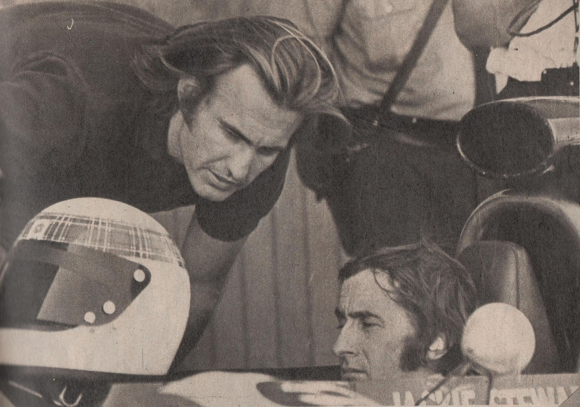 Reutemann "devorándose" con la mirada el Tyrrell de su ídolo, Jackie Stewart. Fue en los días previos (Archivo revista CORSA)