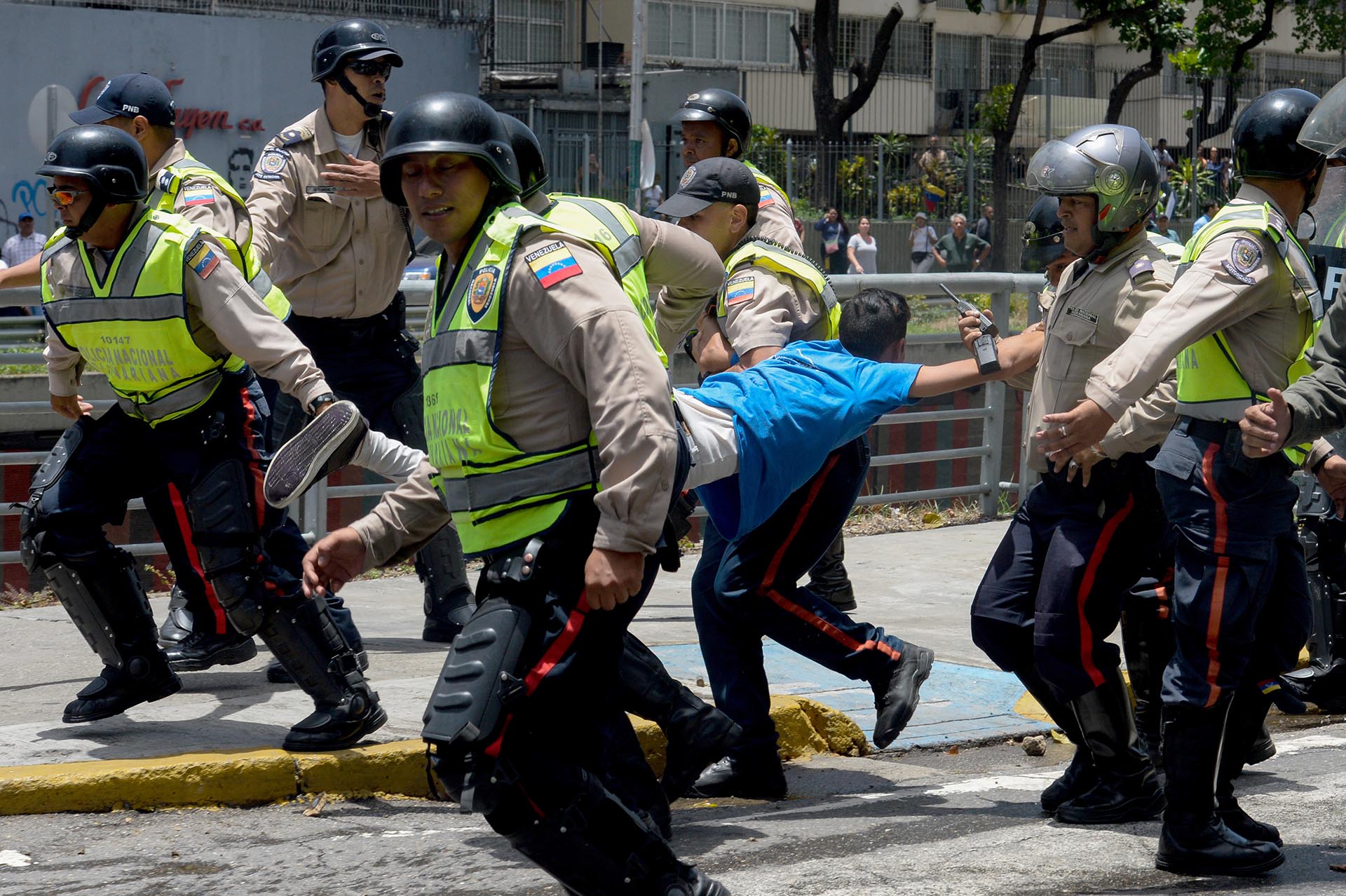 FOTO DE ARCHIVO: la policía del régimen chavista en Venezuela lleva a un manifestante bajo arresto durante una protesta contra Nicolás Maduro en Caracas el 4 de abril de 2017 (AFP / FEDERICO PARRA)