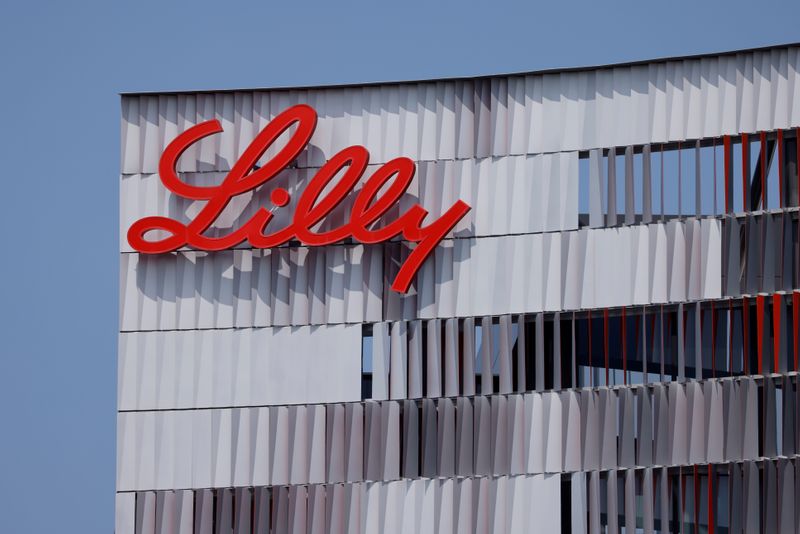 El logo de Eli Lilly en una de las oficinas de la compañía en San Diego, California, Estados Unidos. REUTERS/Mike Blake