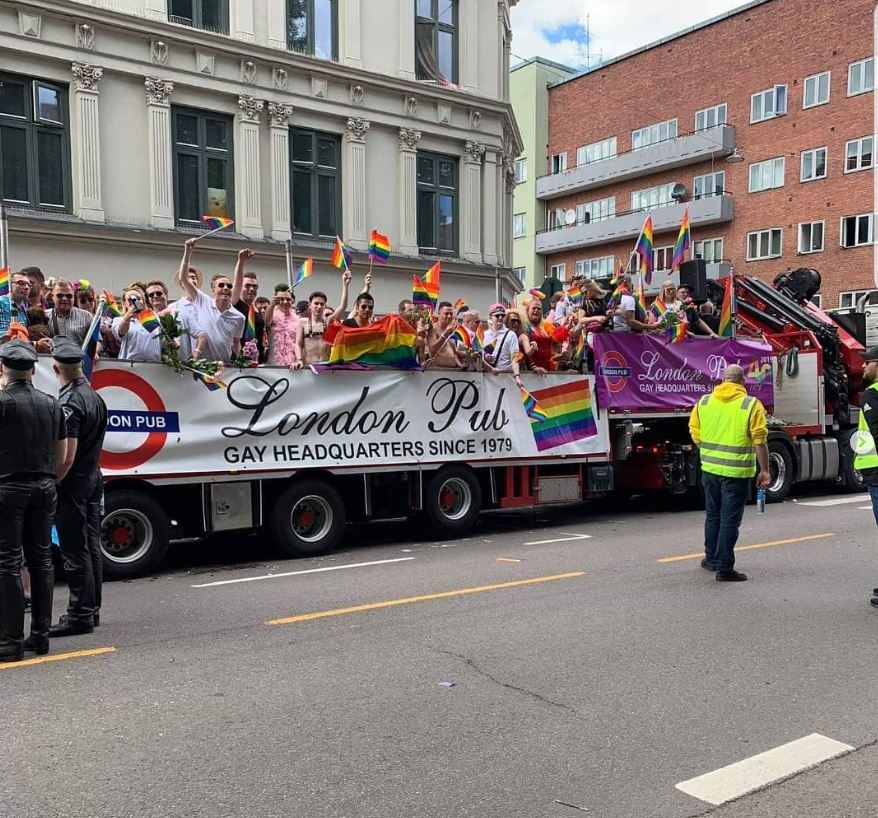 Imej penyertaan London Pub dalam perarakan Pride 2019