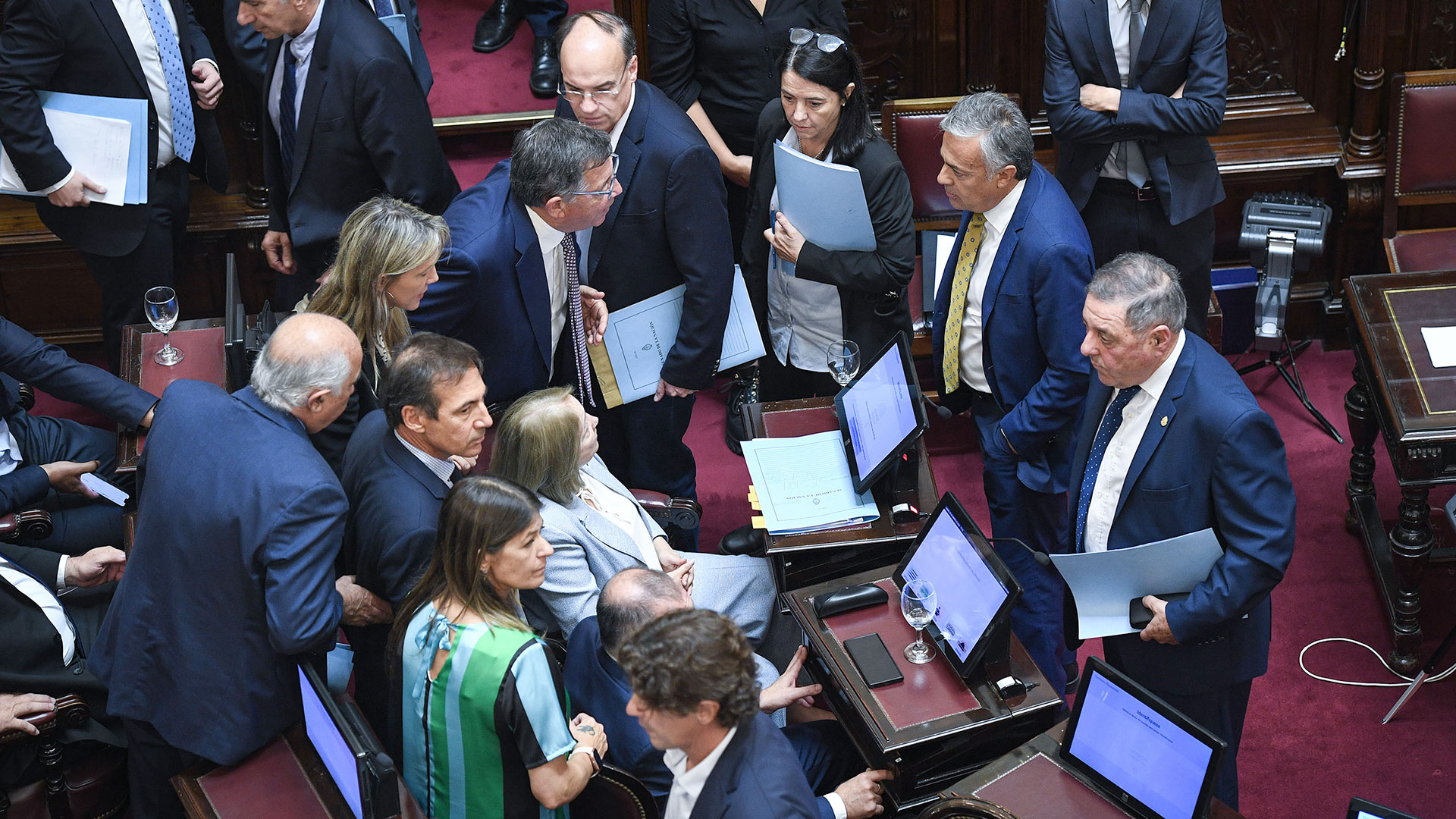 Los senadores de la oposición debaten qué hacer tras el rechazo a modificar el orden del temario; instantes después abandonaron el recinto y se cayó la sesión (Fotos: Charly Diaz Azcue / Comunicación Senado)