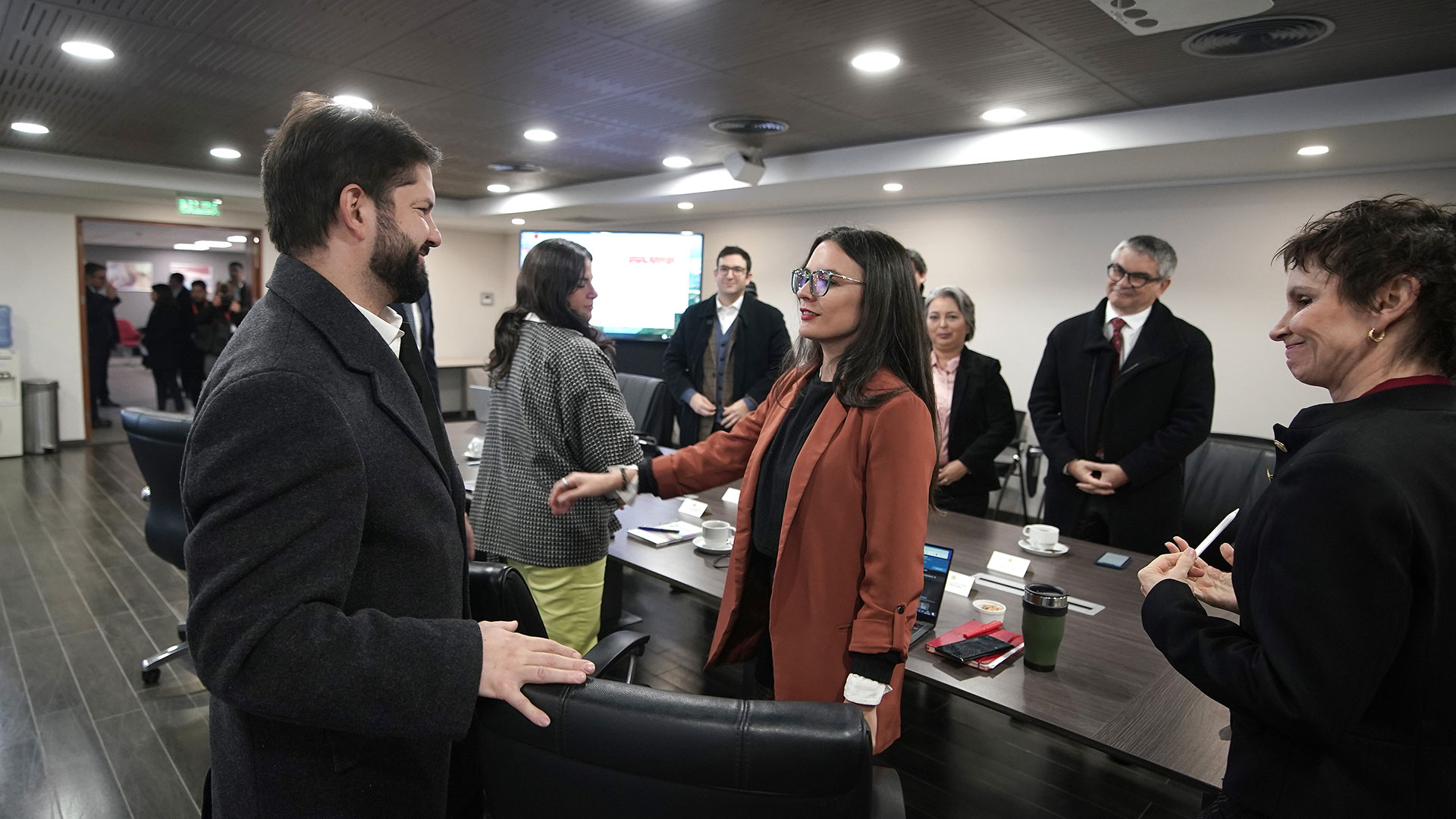 Boric y la vocera de gobierno, Camila Vallejo, llamaron al "diálogo" a la oposición. 