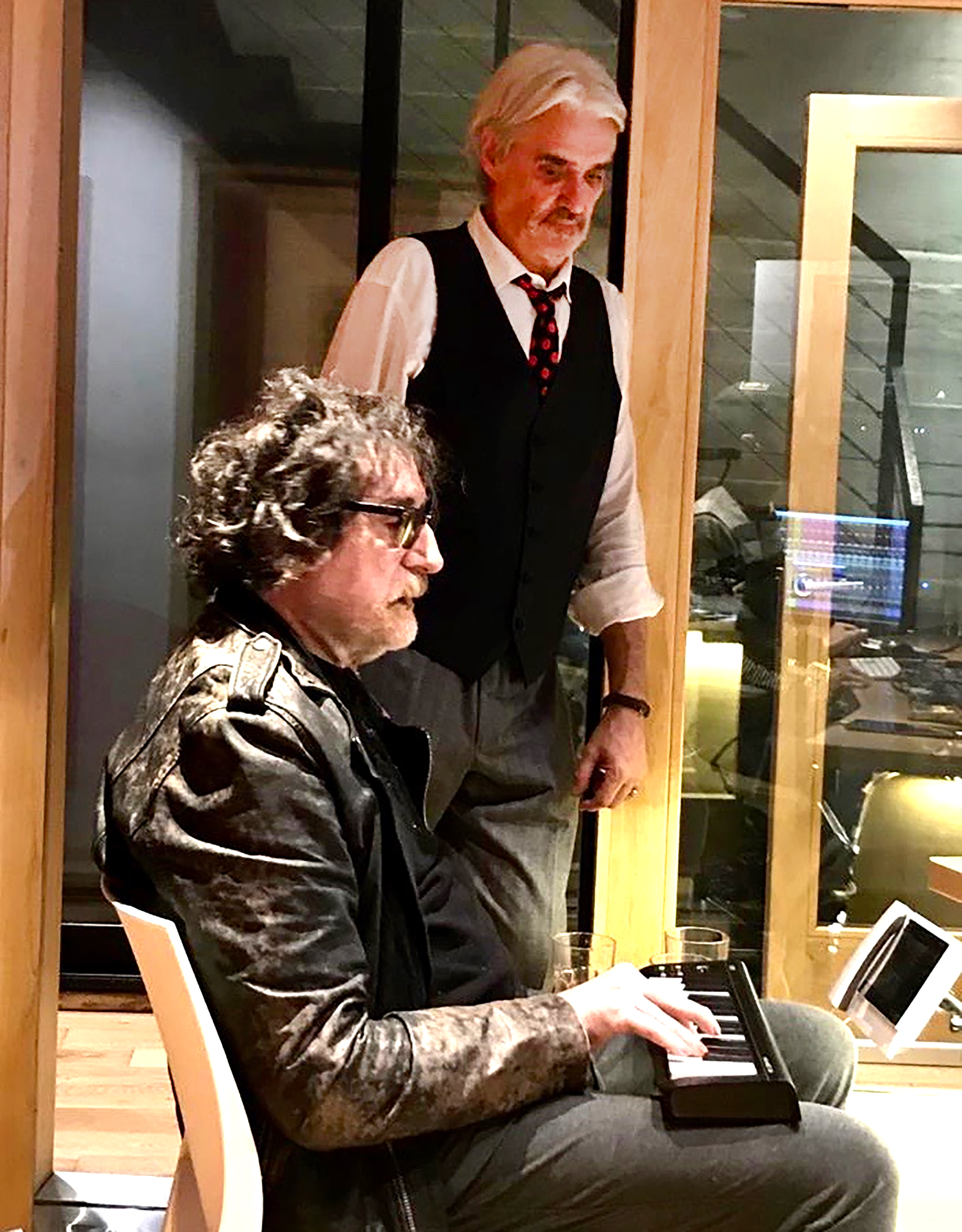 Roberto Pettinato y Charly García trabajando en el disco (Gentileza: Roberto Pettinato)