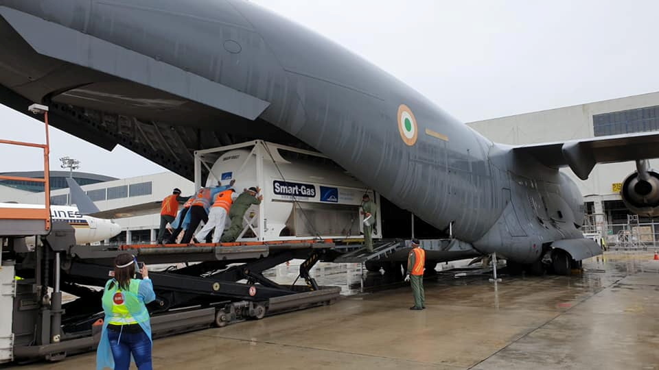 El fin de semana, Singapur envió un tanque de oxígeno hacia India (Reuters)