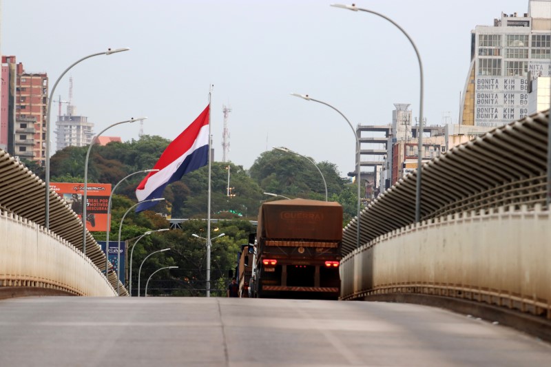 El Puente de la Amistad que conecta Ciudad del Este en Paraguay con Foz de Iguazú en Brasil en una foto tomada después del cierre de fronteras debido al coronavirus. Brasil, 18 de marzo de 2020. REUTERS