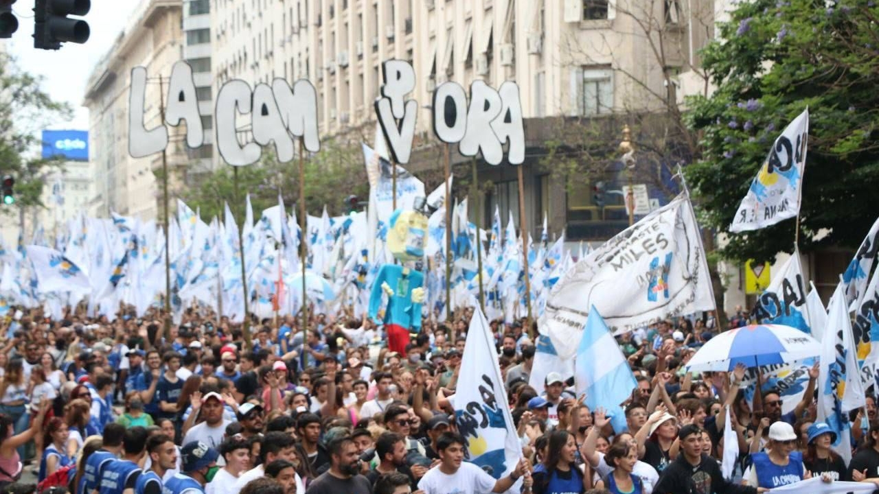 En la última fecha histórica, el Día de la Memoria, Máximo Kirchner marchó con la primera plana de La Cámpora hacia la Plaza de Mayo con reclamos contra Alberto Fernández