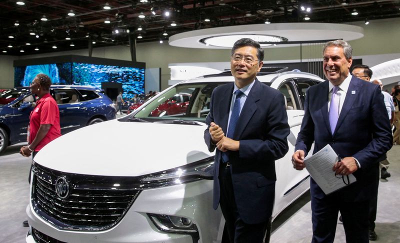 El presidente de General Motors, Mark Reuss (derecha); y el ahora ex embajador chino en EEUU y ministro de Exteriores, Qin Gang, el pasado14 de septiembre (REUTERS/Rebecca Cook)