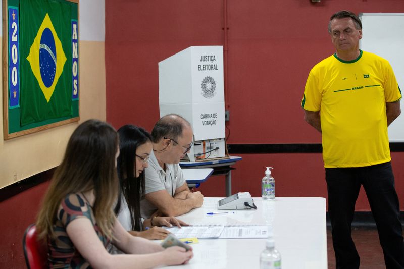 El presidente y candidato presidencial de Brasil, Jair Bolsonaro, observa un colegio electoral en la escuela Rosa da Fonseca durante las elecciones presidenciales, en Río de Janeiro, Brasil (Reuters)