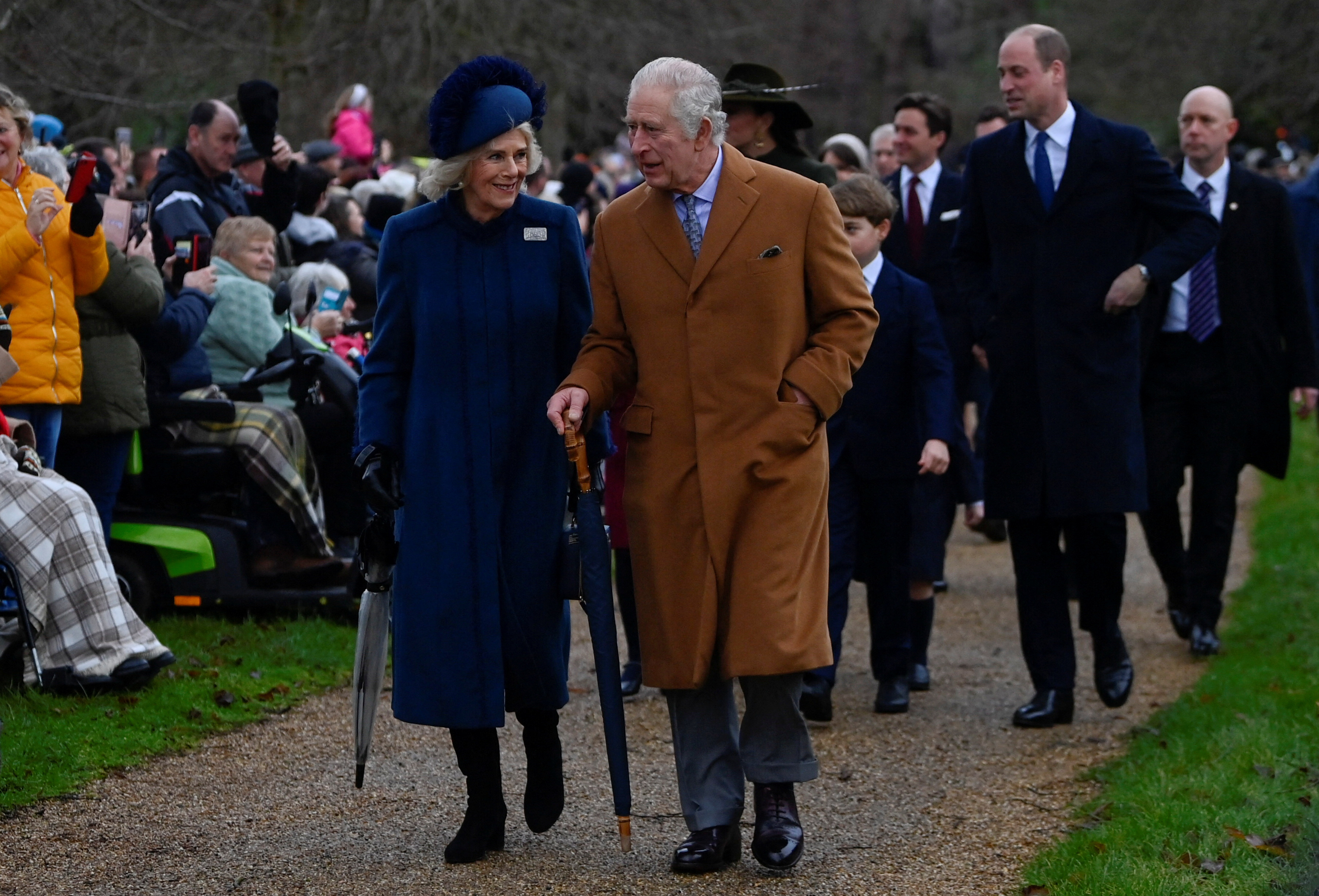 El rey Carlos III y la reina consorte Camila asisten al servicio de Navidad de la familia real en la iglesia de Sandringham en el este de Inglaterra (Reuters)