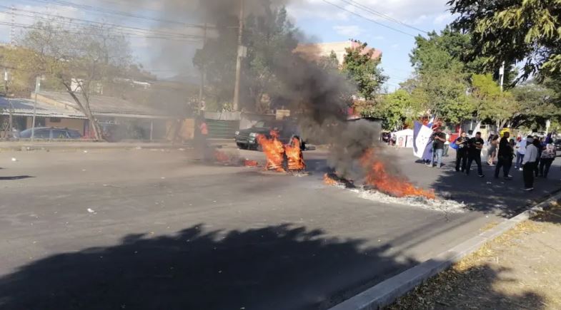 “Nos han robado las votaciones”: cientos de hondureños tomaron las calles por la demora en la entrega del material electoral