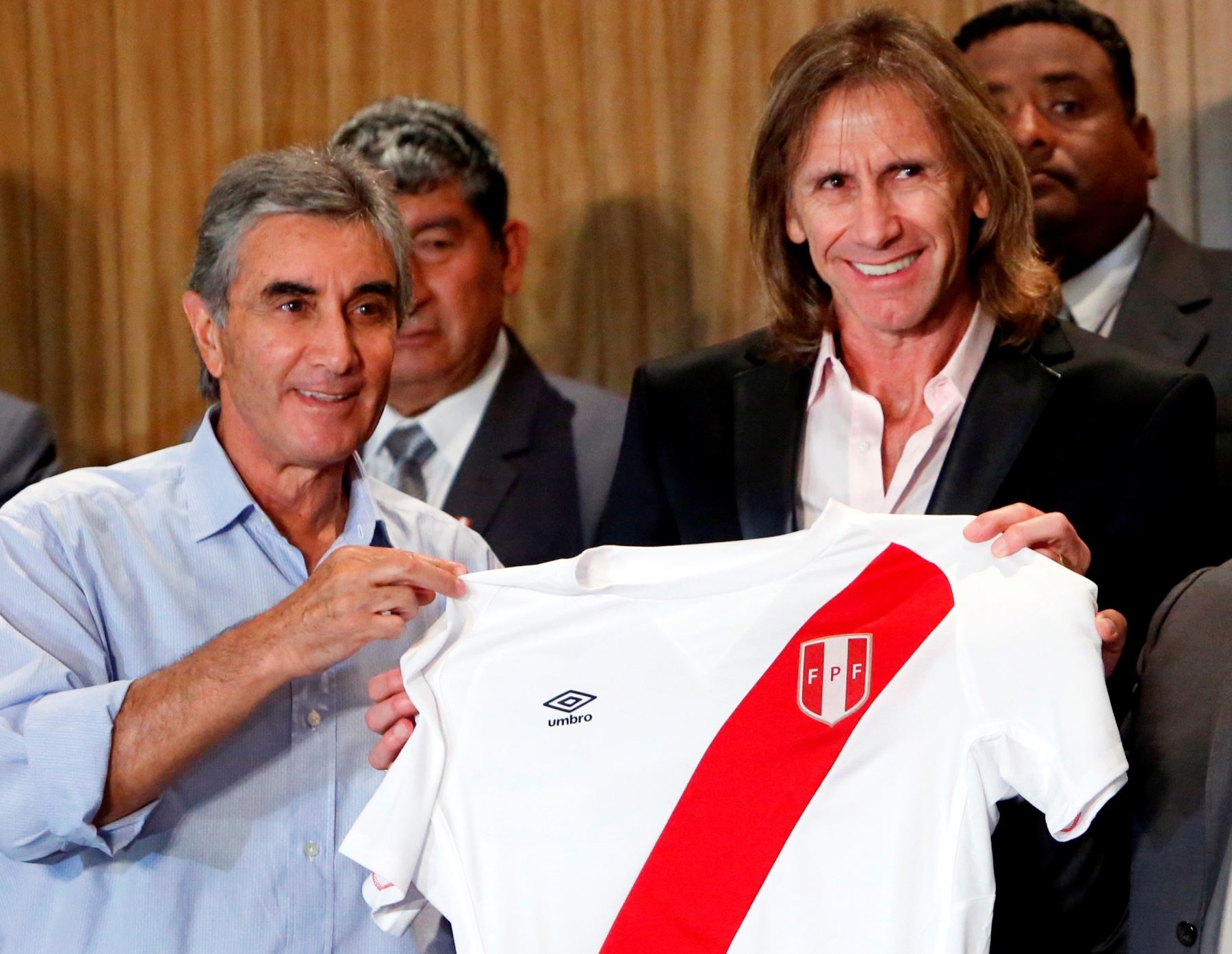 Ricardo Gareca, junto a Juan Carlos Oblitas, el día de su presentación en 2015.