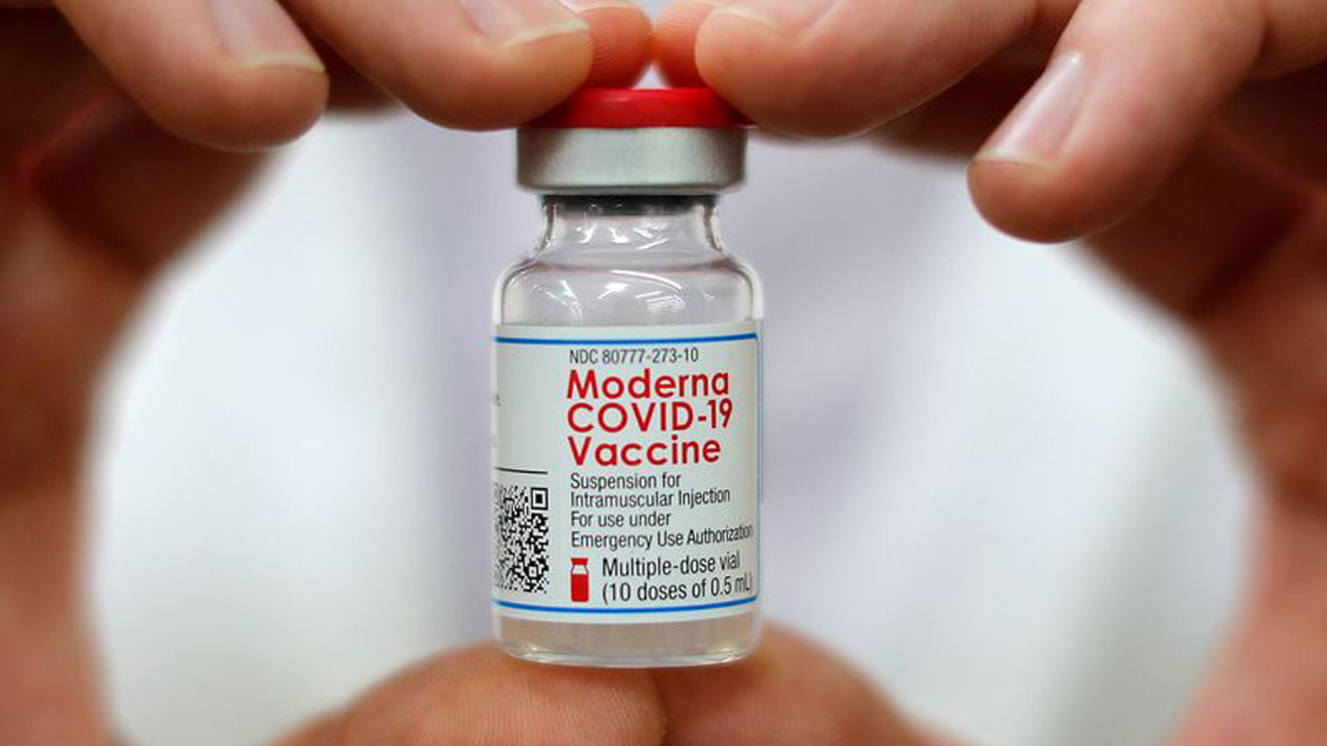 La vacuna de la empresa Moderna tiene un 94 % de eficacia en dos dosis con 4 semanas de diferencia, administradas en una inyección intramuscular y un almacenamiento de ultrafrío a -20 grados centígrados. Foto: Reuters.