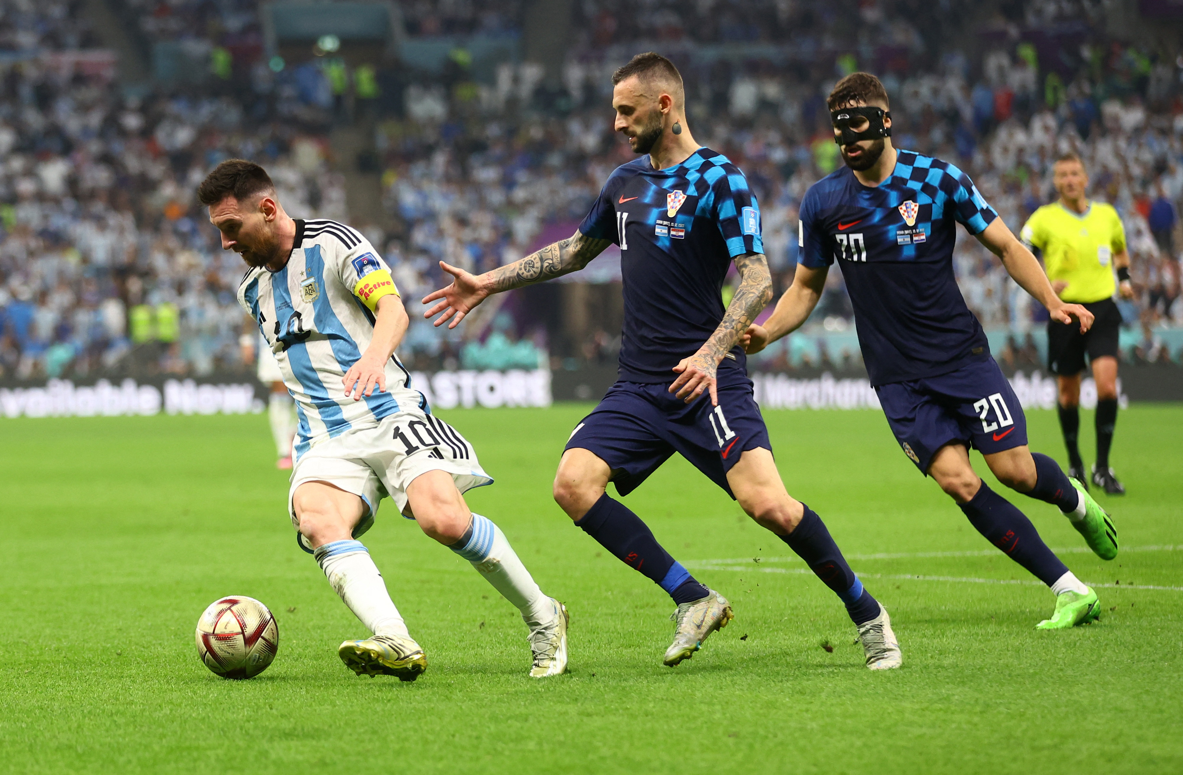 Lionel Messi perseguido por Marcelo Brozovic y Josko Gvardiol 