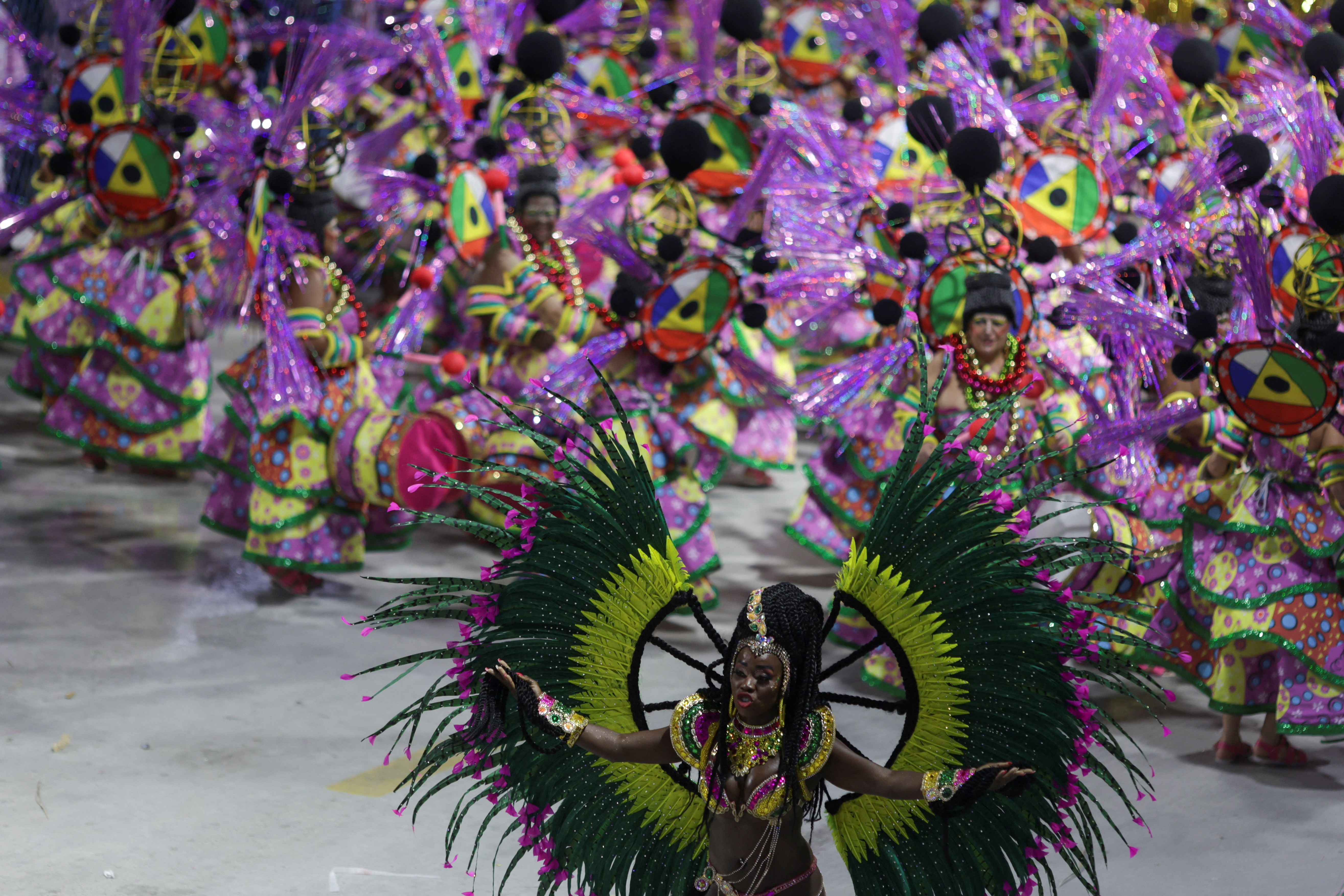 Los brasileños estuvieron este año más impacientes que nunca por celebrar su fiesta favorita después de que la pandemia del covid-19 forzara la anulación de la edición de 2021 y restringiera la de 2022, celebrada excepcionalmente en abril. REUTERS/Ricardo Moraes
