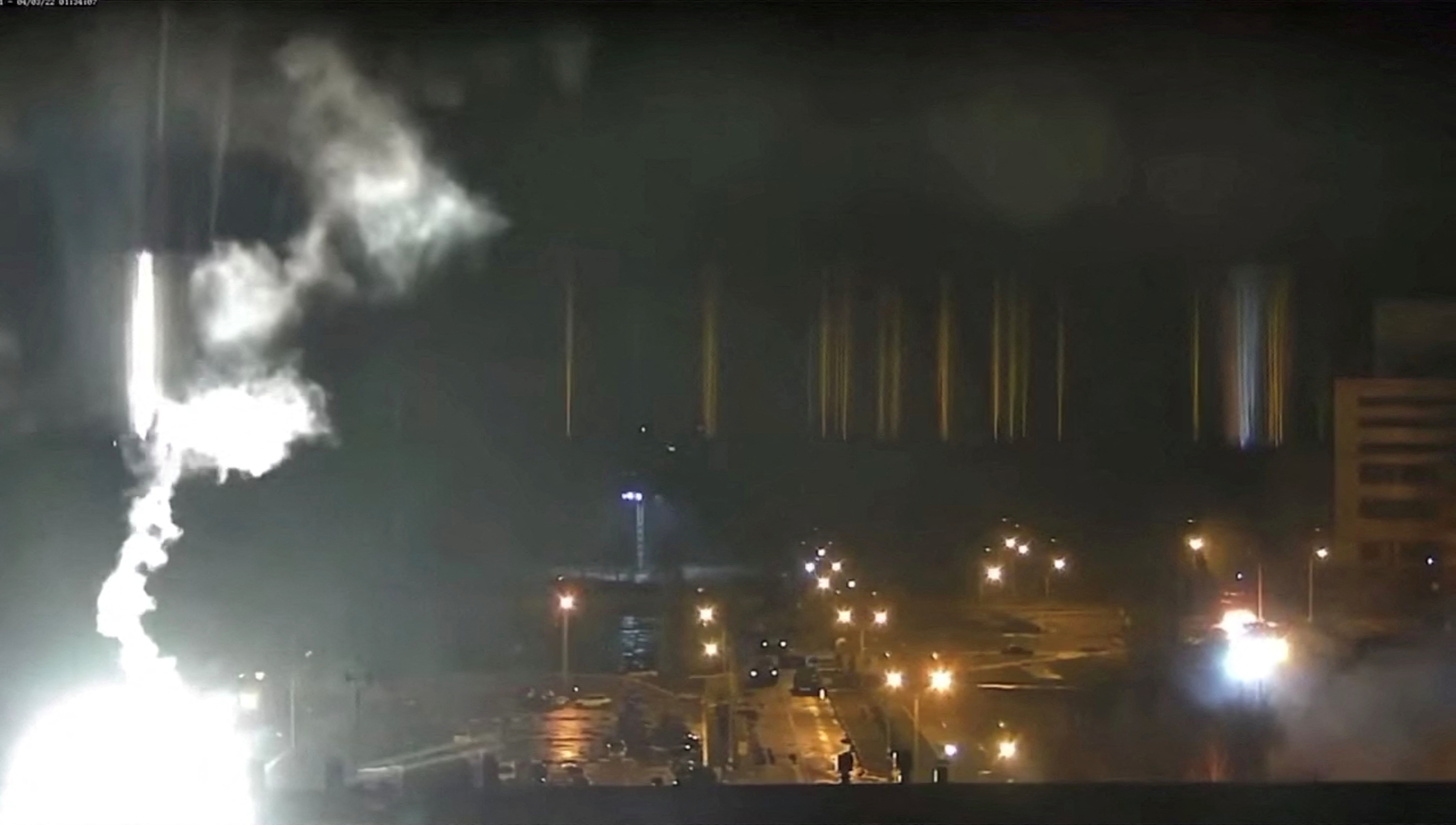 La central nuclear de Zaporizhzhia durante un bombardeo en Enerhodar, en el óblast de Zaporizhia, Ucrania, el 4 de marzo de 2022, en esta captura de pantalla de un vídeo obtenido de las redes sociales. Central nuclear de Zaporizhzhya vía YouTube/vía REUTERS