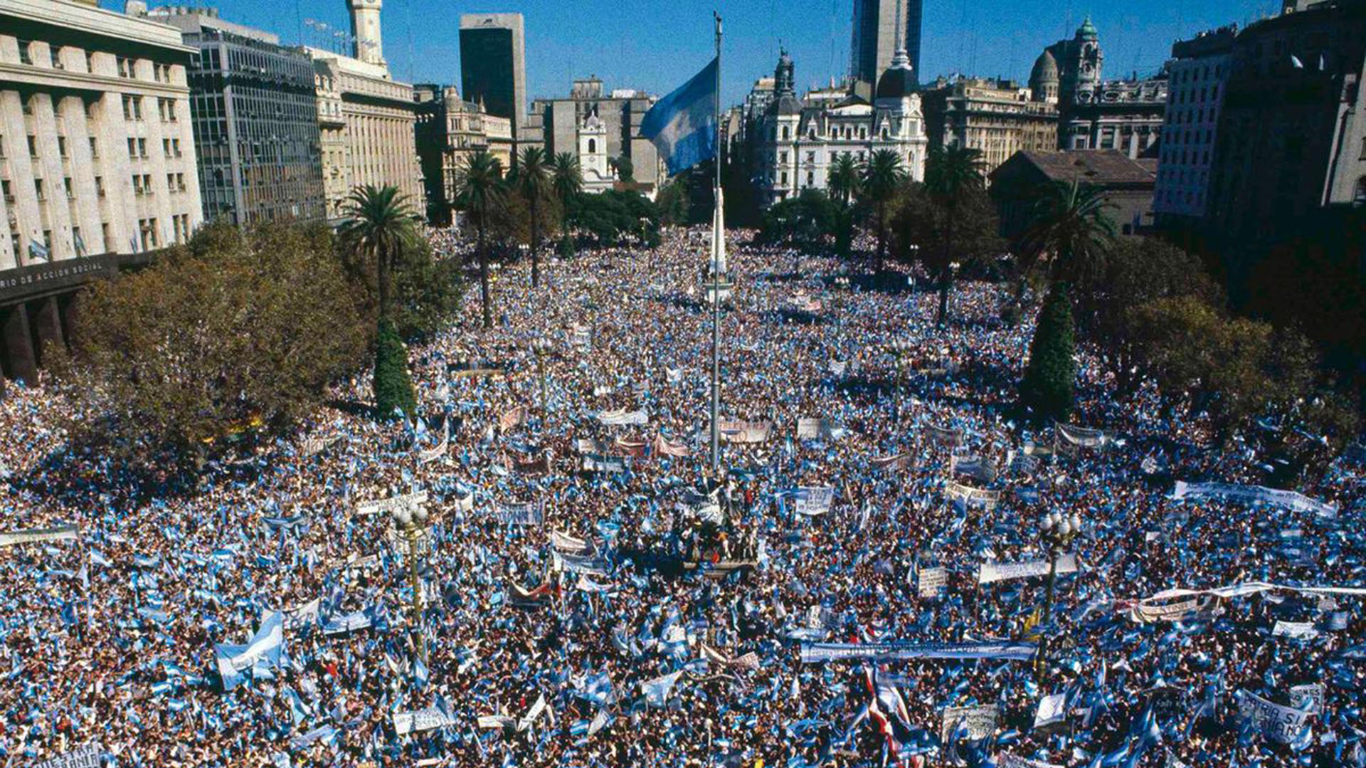 Miles de argentinos se reúnen en la Plaza de Mayo para mostrar su apoyo al presidente Leopoldo Galtieri durante la Guerra de las Malvinas el 10 de abril, 1982 (AFP)