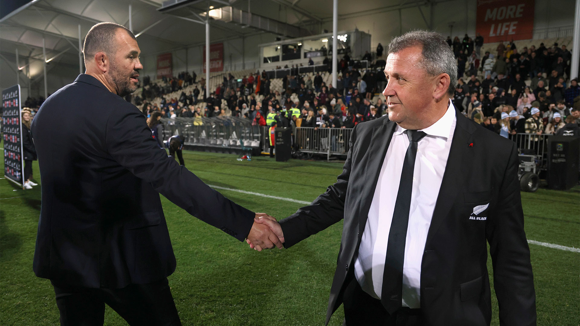 Michael Cheika junto a Ian Foster en la previa al arranque del juego (Martin Hunter/Photosport via AP)