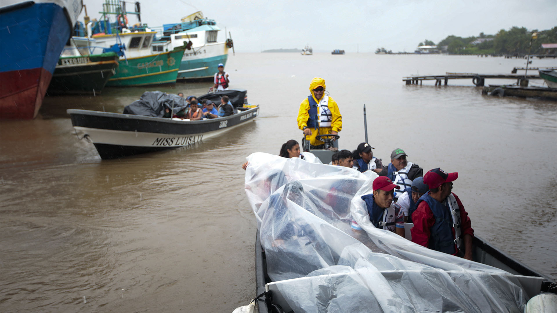Personas evacuadas ante la llegada de Bonnie (OSWALDO RIVAS / AFP)
