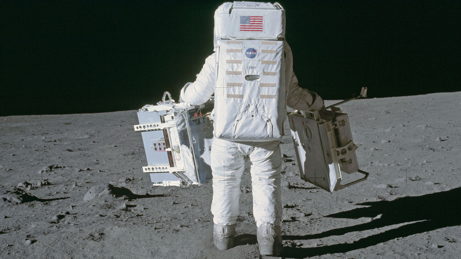 Aldrin lleva el LR-3 y otro aparato para instalarlo en suelo lunar (NASA)