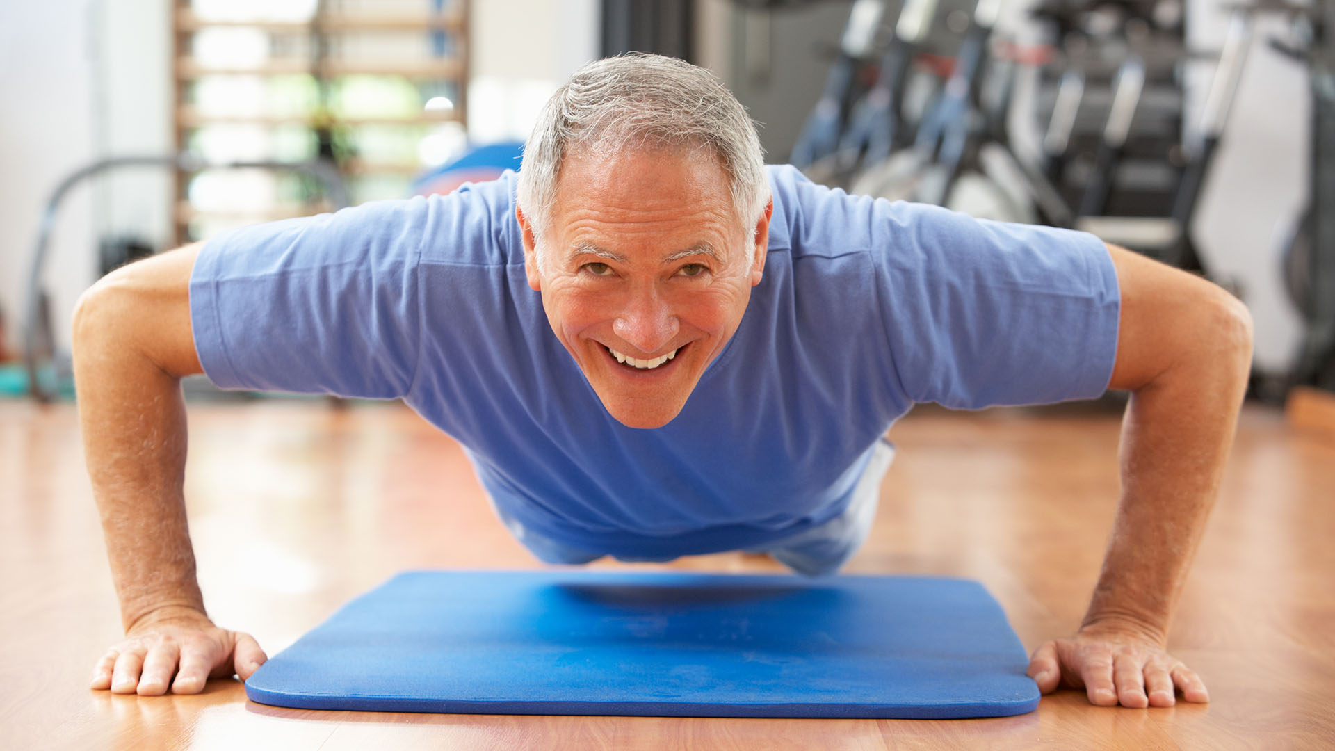 Además de realizar actividad física programada, se recomienda mantenerse activos en la vida cotidiana (iStock)