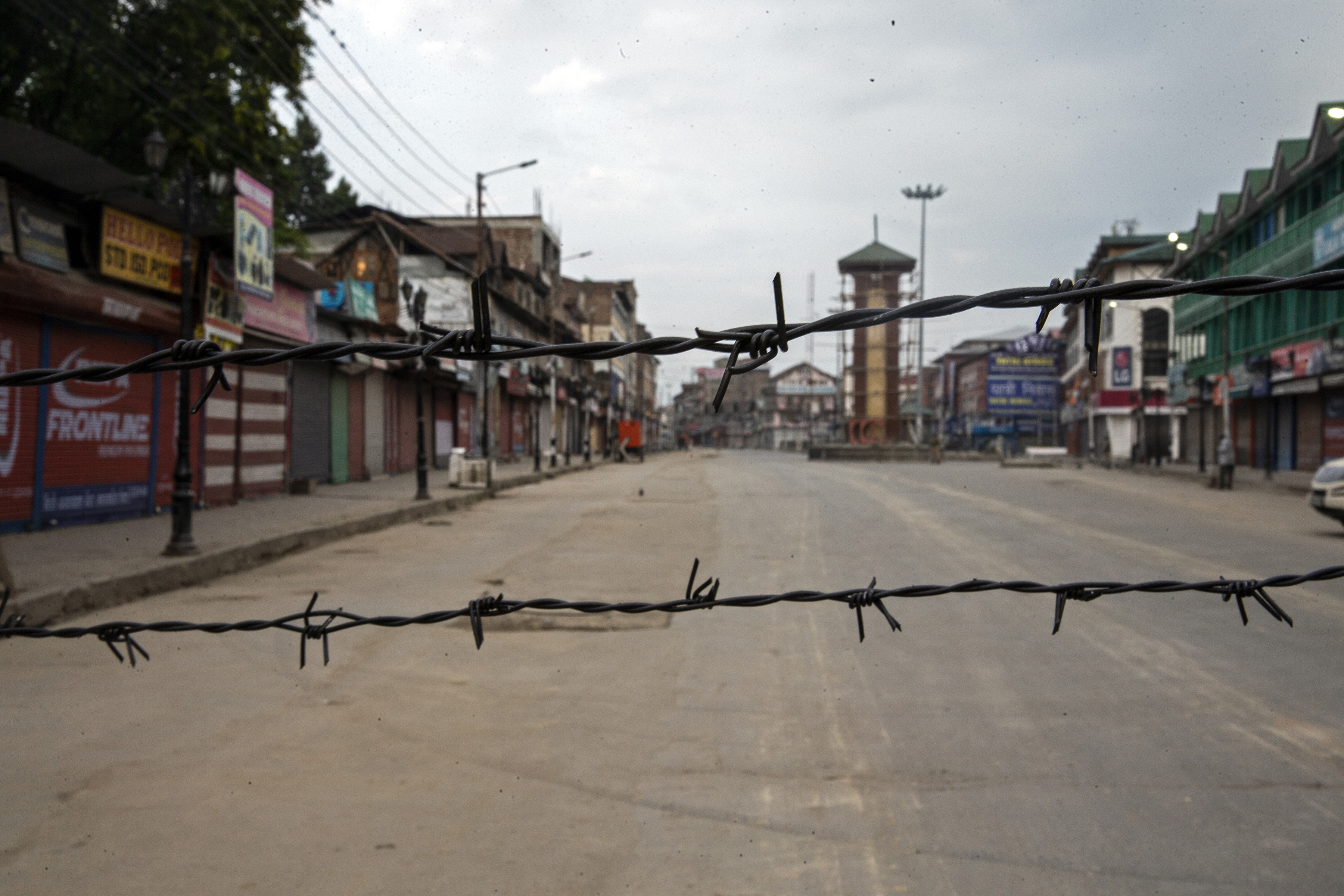 Una calle desierta se ve a través del alambre de púas creado como un bloqueo durante el toque de queda en Srinagar, Cachemira controlada por la India, el 6 de agosto de 2019. (Foto AP / Dar Yasin)