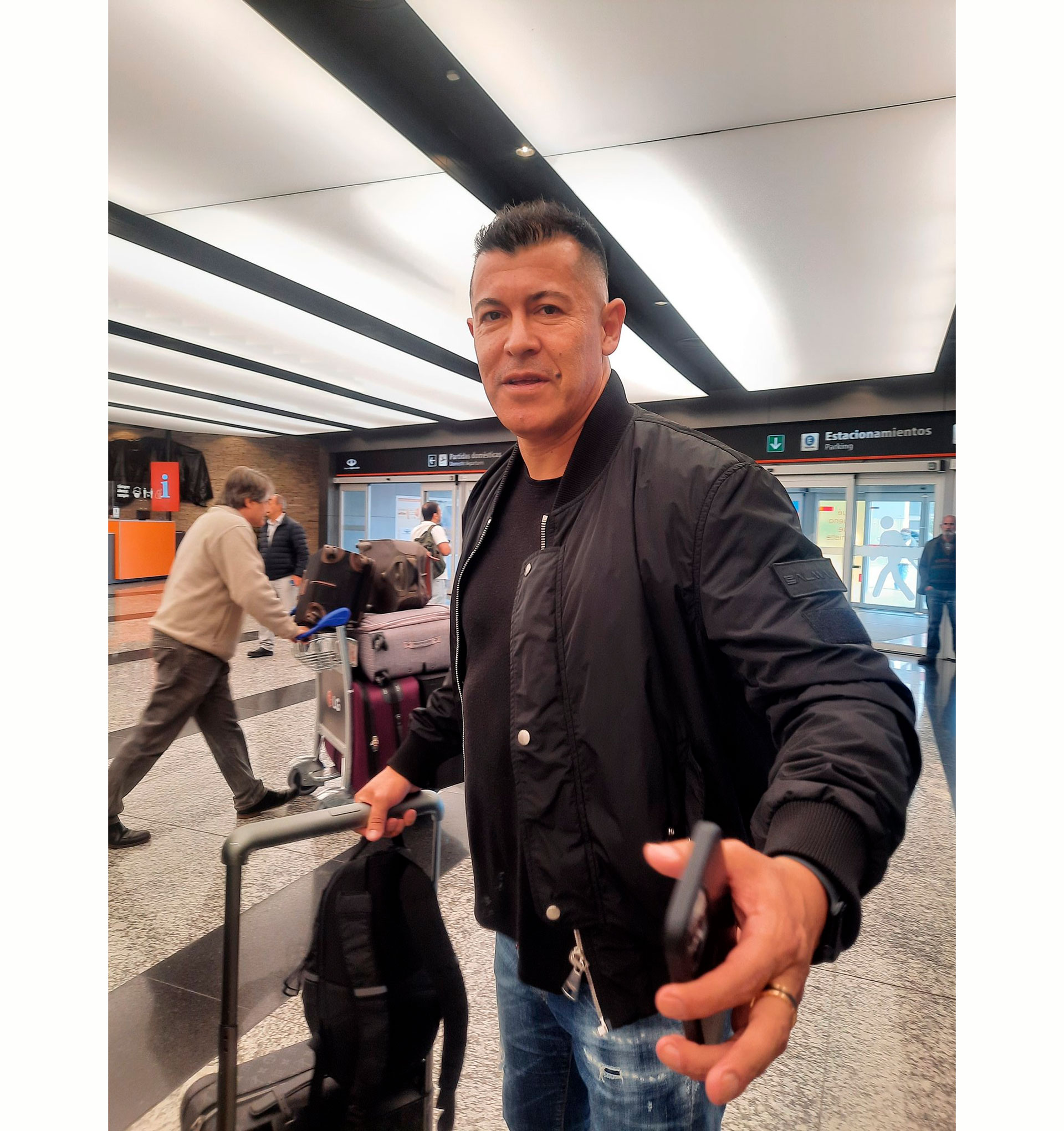 La foto tomada por el periodista Lucas Tunno en el momento de su arribo a Ezeiza: fue el tapado de Riquelme