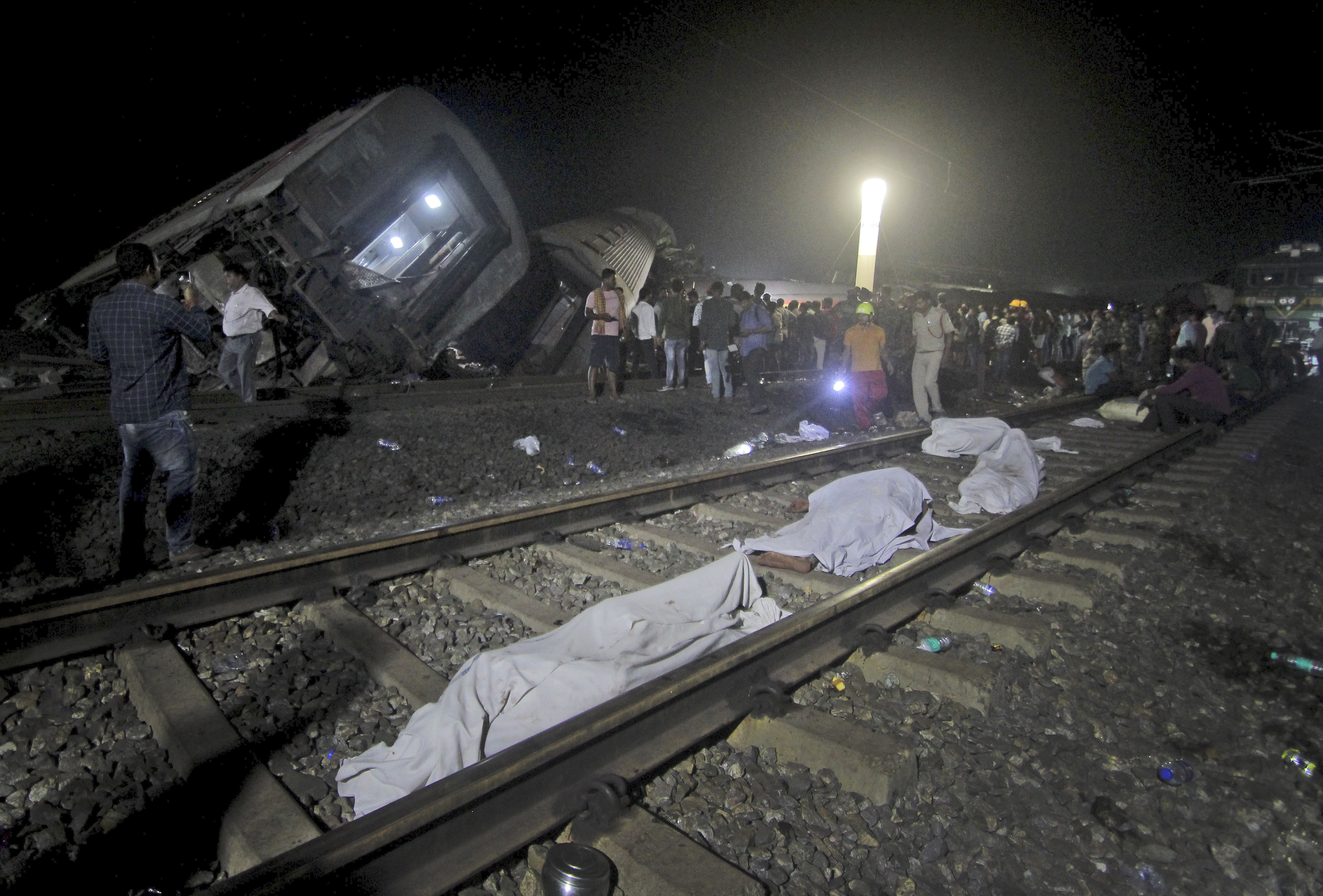 El accidente ferroviario más mortífero del país se remonta al 6 de junio de 1981 en el estado de Bihar (este), donde siete vagones de un tren se precipitaron desde un puente hasta un río causando entre 800 y 1.000 muertos. (AP)
