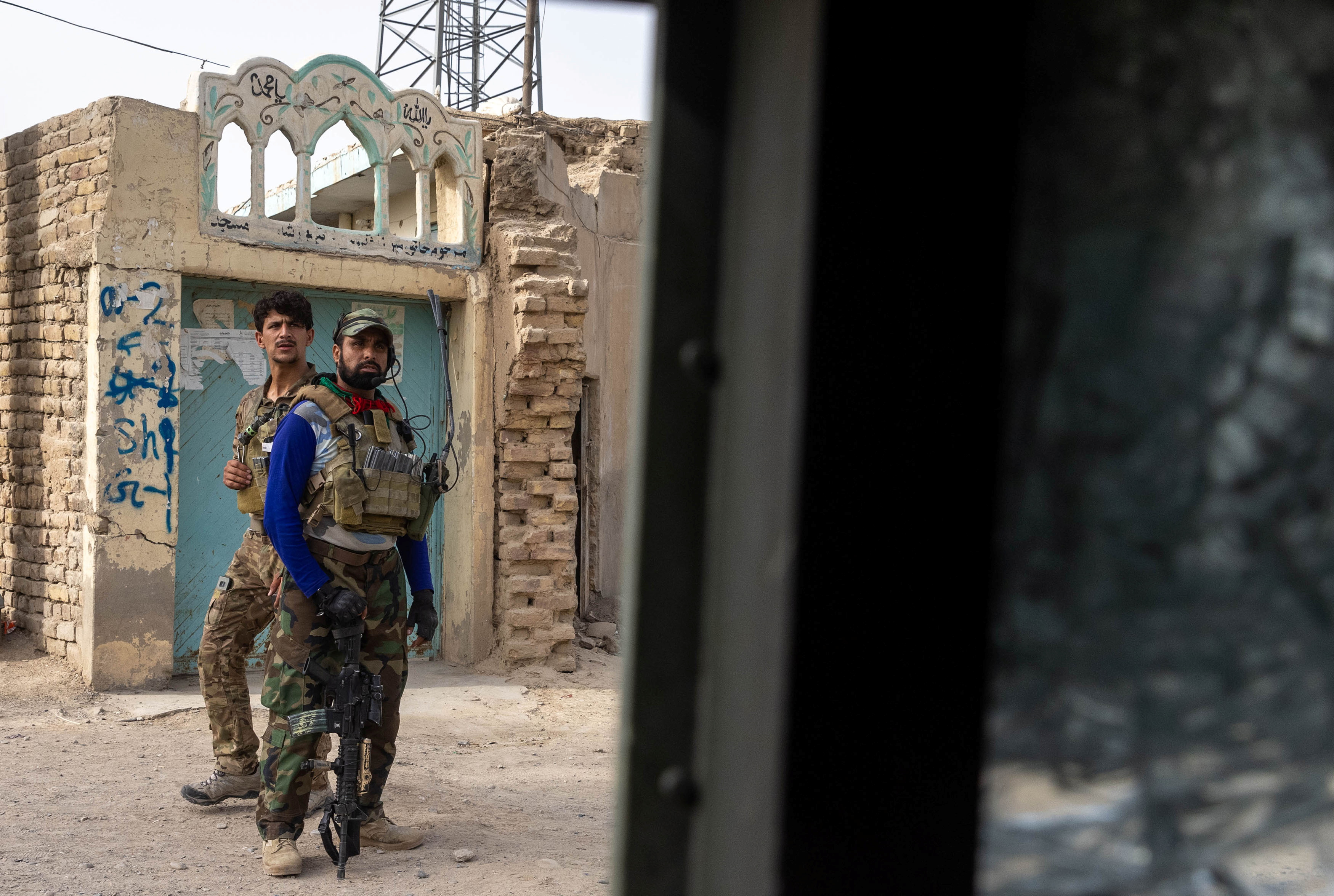 Miembros de las fuerzas especiales afganas se reagrupan tras fuertes enfrentamientos con los talibanes durante la misión de rescate de un policía asediado en un puesto de control, en la provincia de Kandahar, Afganistán, el 13 de julio de 2021.