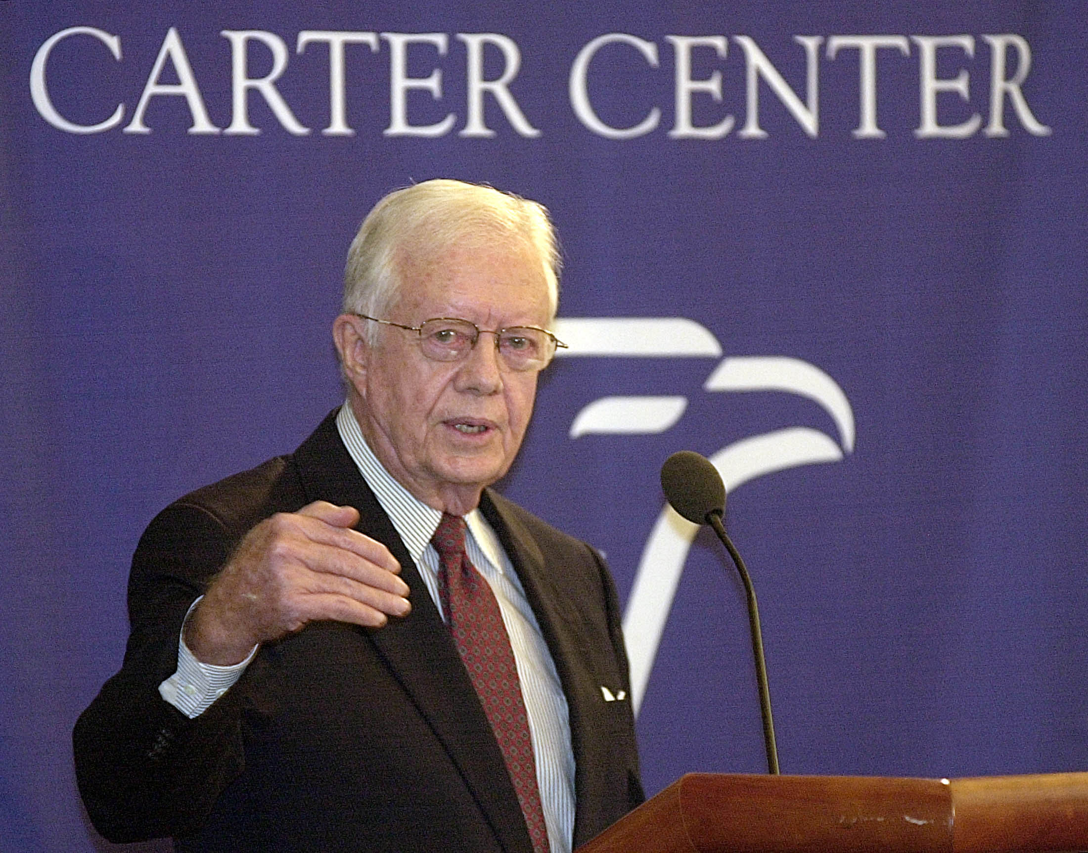 Foto de archivo de un discurso de Carter tras un simposio por el 25º aniversario de los Acuerdos de Paz de Camp David entre Israel y Egipto, el 17 de septiembre de 2003 en Washington (REUTERS/Mike Theiler)