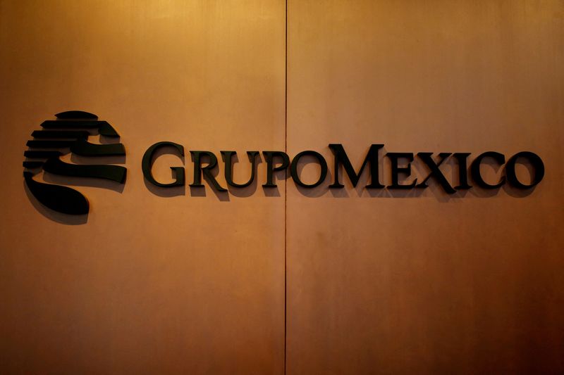 FOTO DE ARCHIVO: El logotio de Grupo México en su sede en Ciudad de México, México, el 8 de agosto de 2017. REUTERS/Ginnette Riquelme