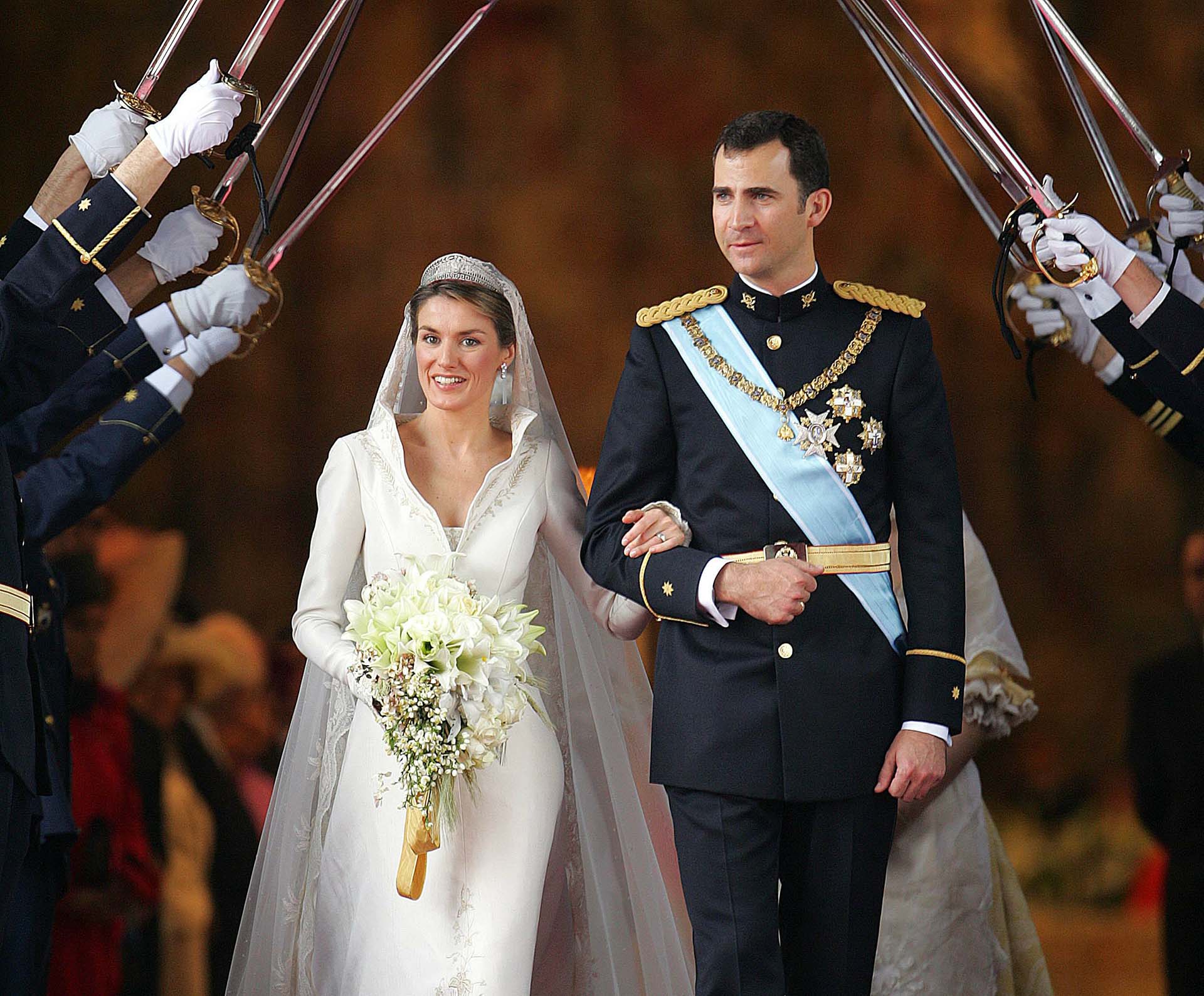 El 22 de mayo de2004 en la Catedral de la Almudena, se casaron Letizia Ortiz y Felipe de Borbón. Los españoles la apodaron "la Cenicienta roja" (AP)