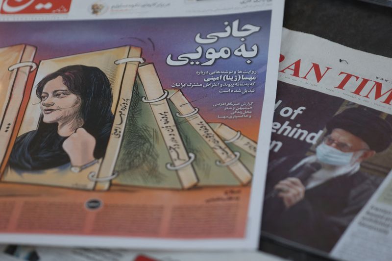 Un periódico con una imagen de portada de Mahsa Amini, una mujer que murió tras ser detenida por la "policía de la moral" de la República Islámica, en Teherán, Irán. 18 de septiembre de 2022. Majid Asgaripour/WANA (West Asia News Agency) vía REUTERS