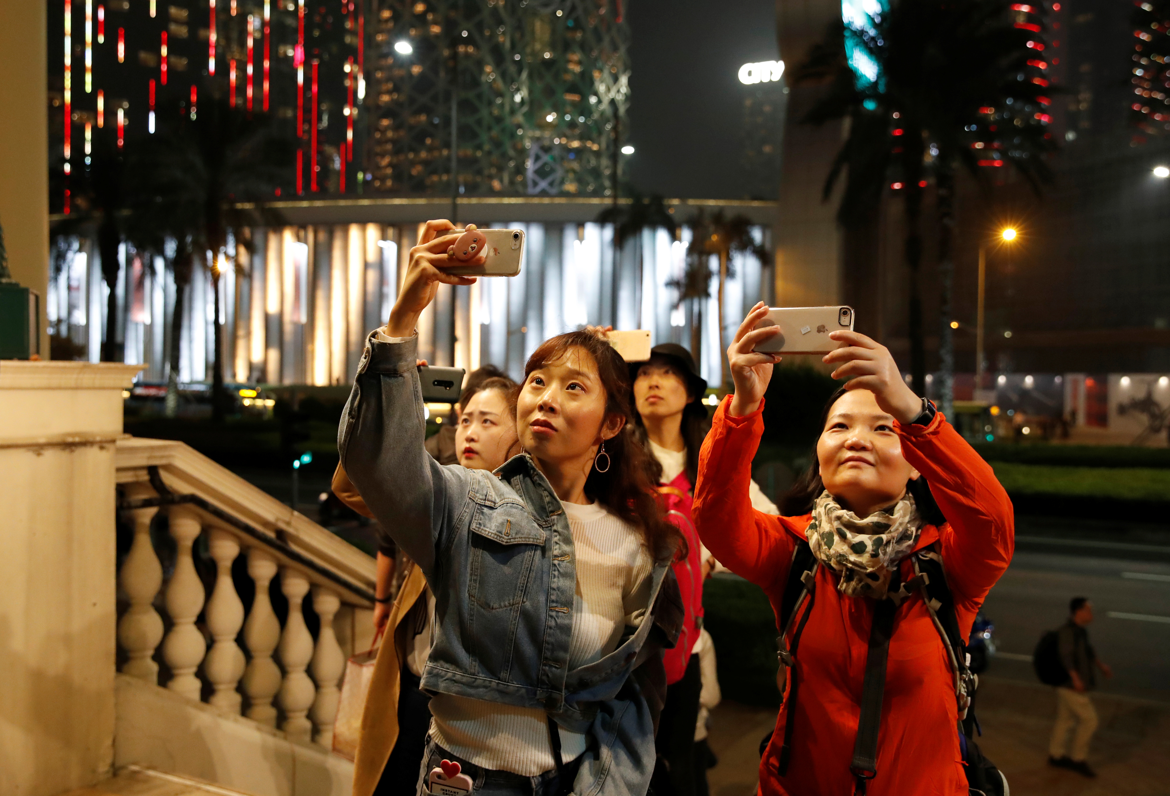 Turistas graban videos afuera del casino Venetian Macao en Macao, China, el 20 de diciembre de 2019, en el vigésimo aniversario del regreso de la antigua colonia portuguesa a China. (REUTERS/Jason Lee)