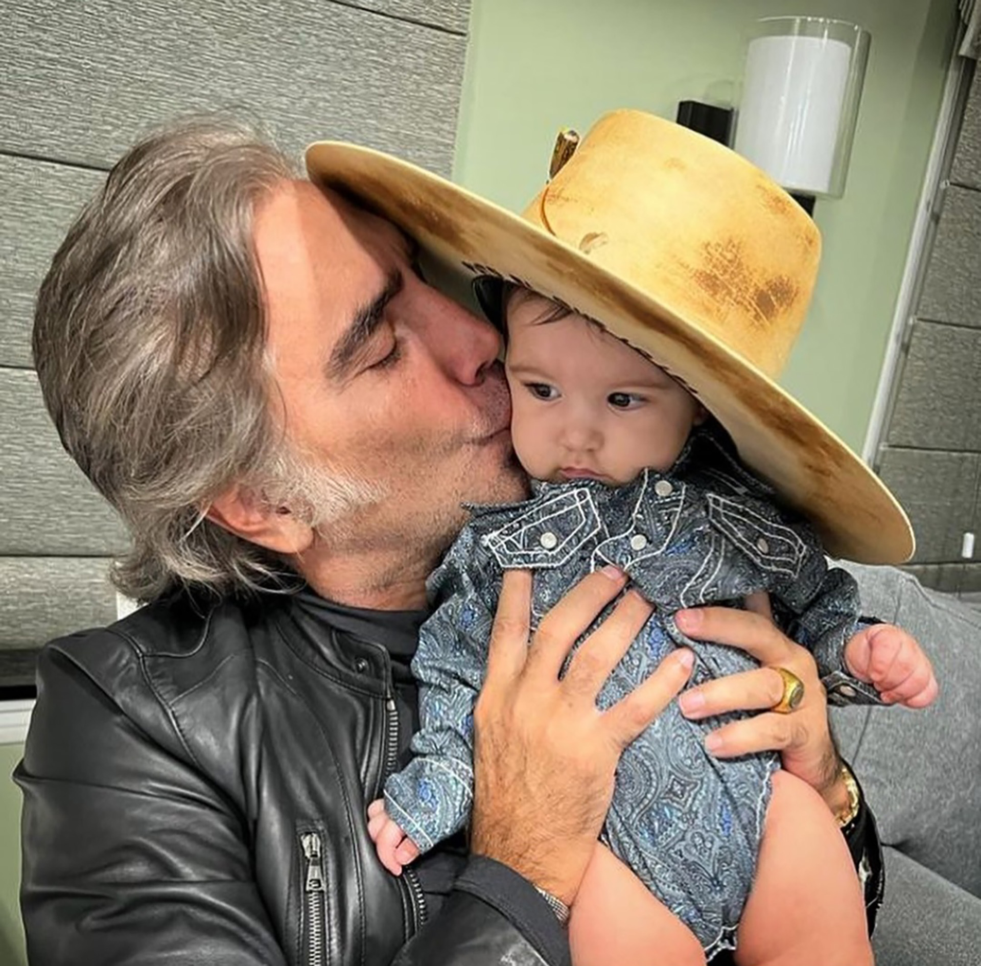 El Potrillo besando a su nieta Mía, hija de Alex (Instagram)