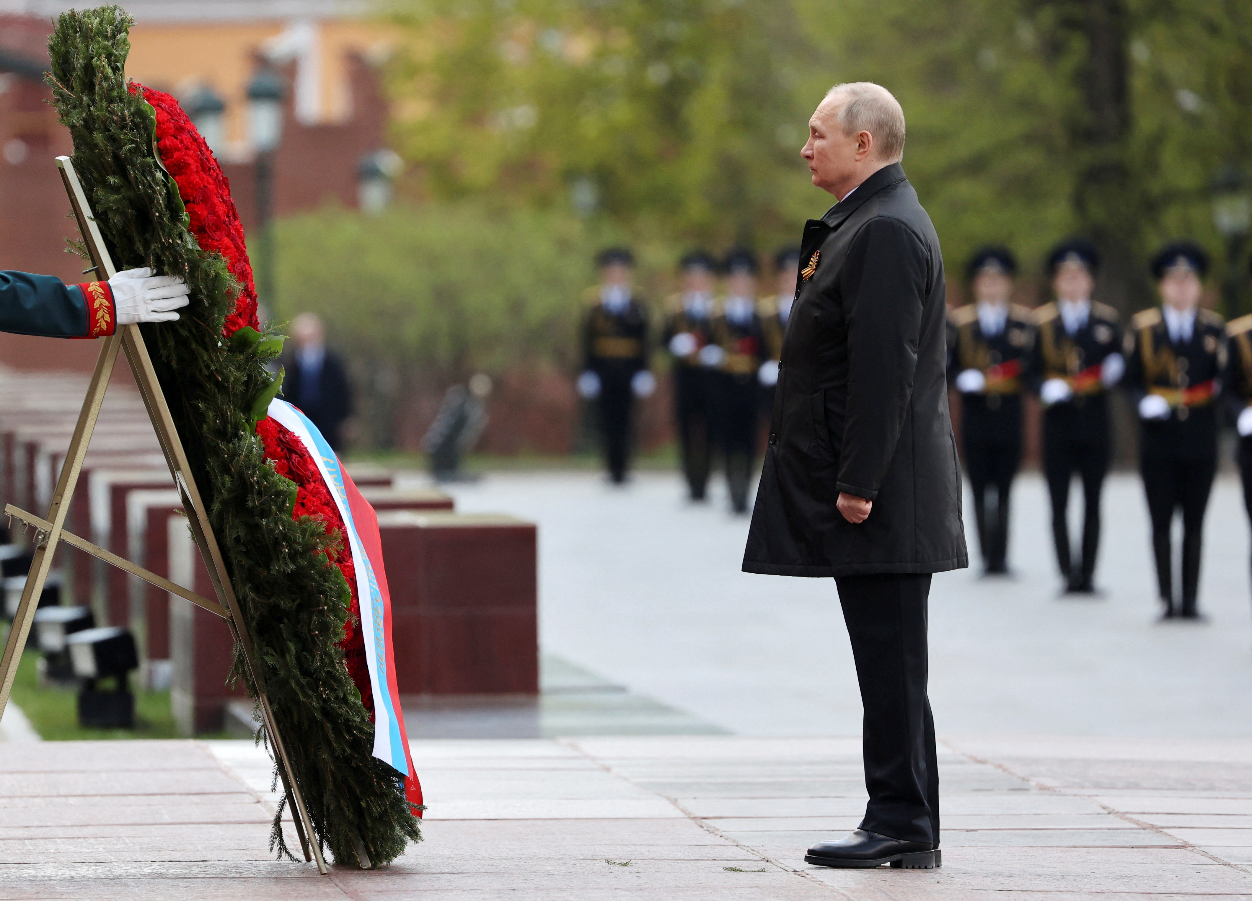 Putin hace una entrega floral al soldado desconocido durante la parada militar por el Día de la Victoria en Rusia