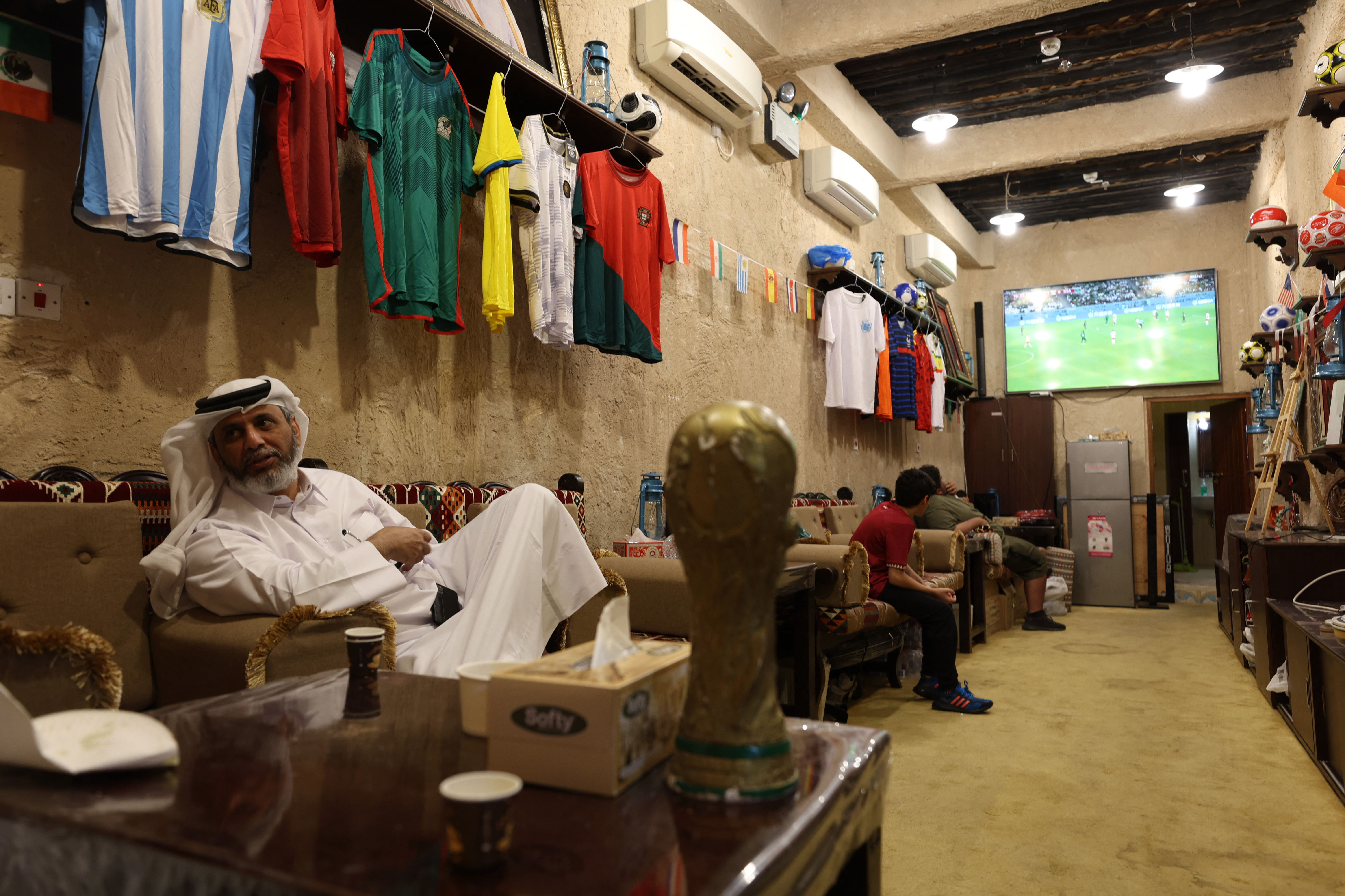 Piłka nożna – FIFA World Cup Qatar 2022 – Doha, Katar – 26 listopada 2022 Mężczyzna ogląda mecz Polska – Arabia Saudyjska w swoim domu REUTERS/Paul Childs