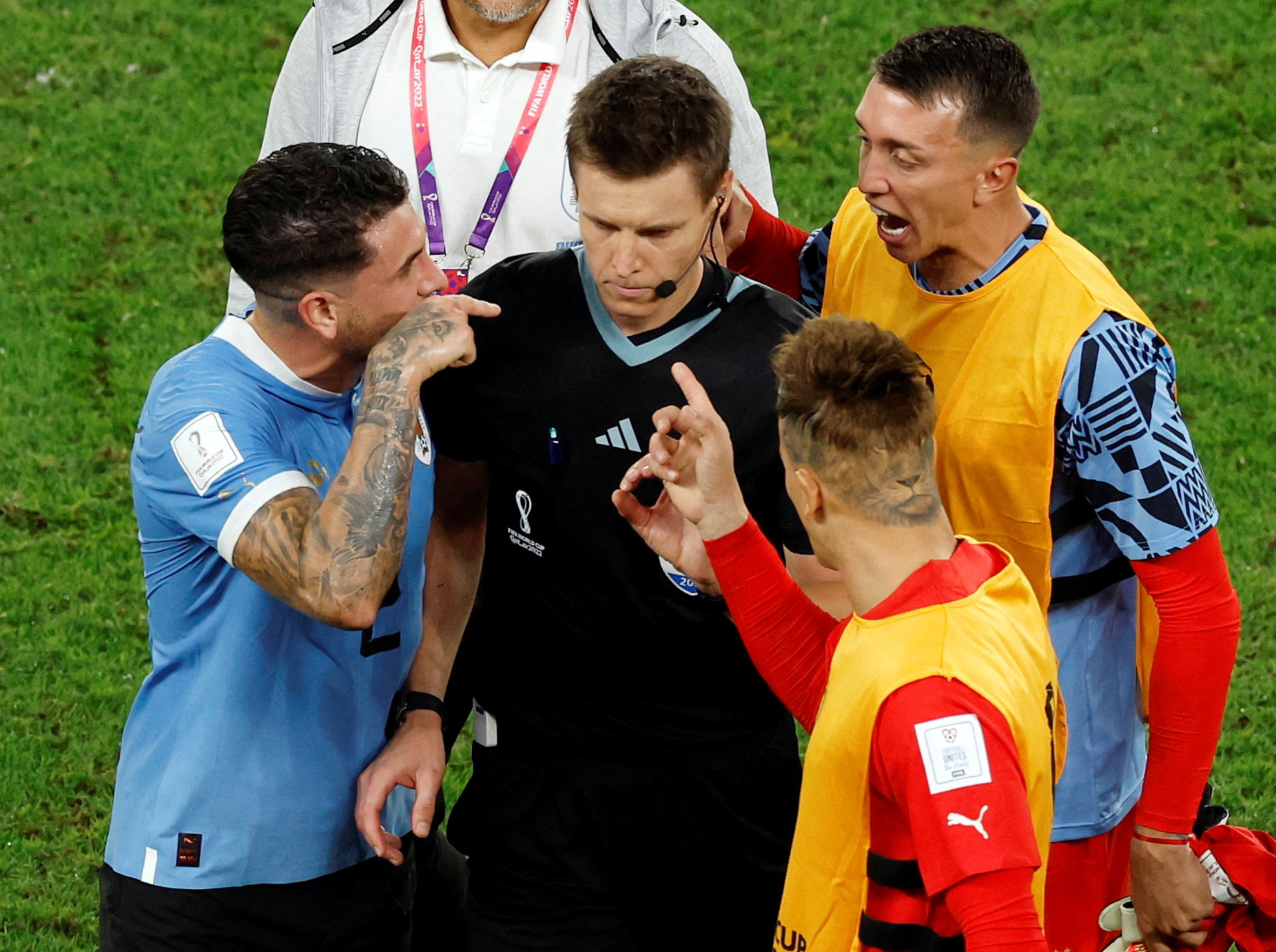 The German referee Daniel Siebert (REUTERS/Albert Gea)