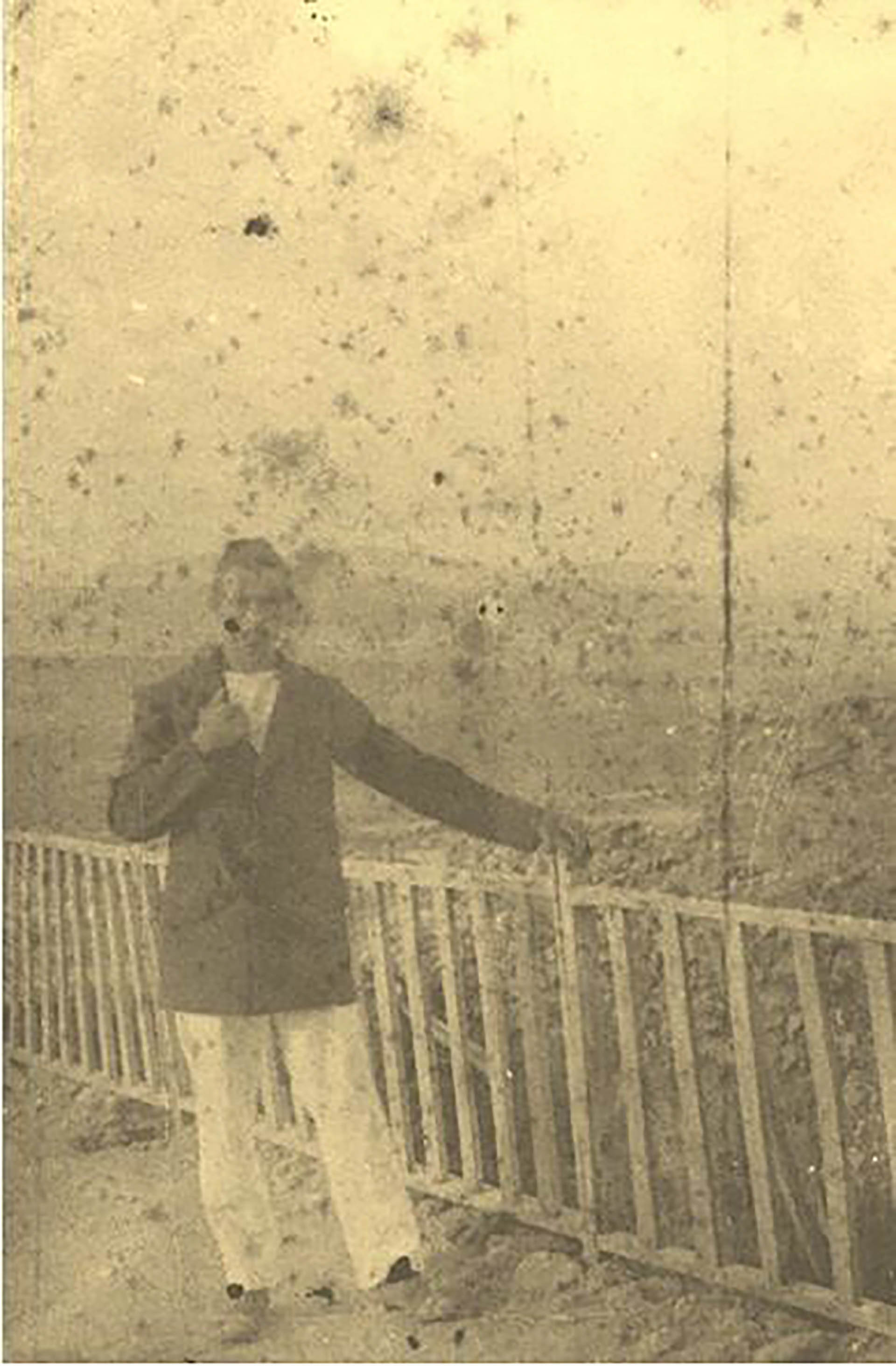 Arthur Rimbaud, autorretrato en Harar, actual Etiopía, en la terraza de la casa donde vivía, 1883.