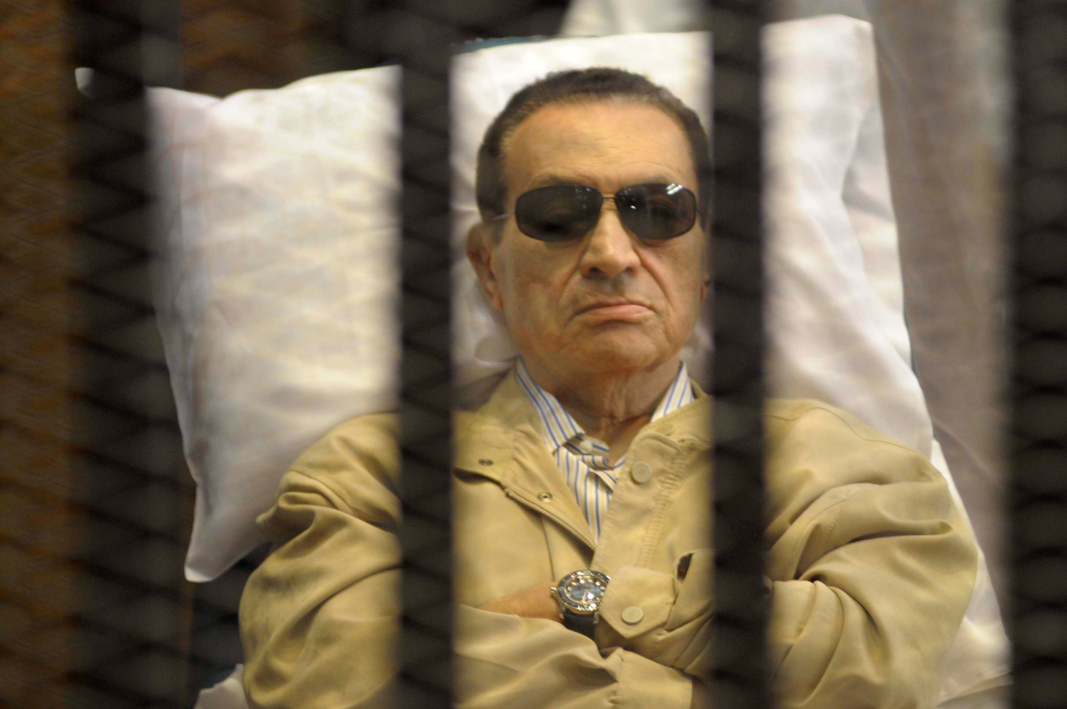 Hosni Mubarak se sienta dentro de una jaula en un tribunal en El Cairo, Egipto, 2 de junio de 2012 (REUTERS/Stringer)
