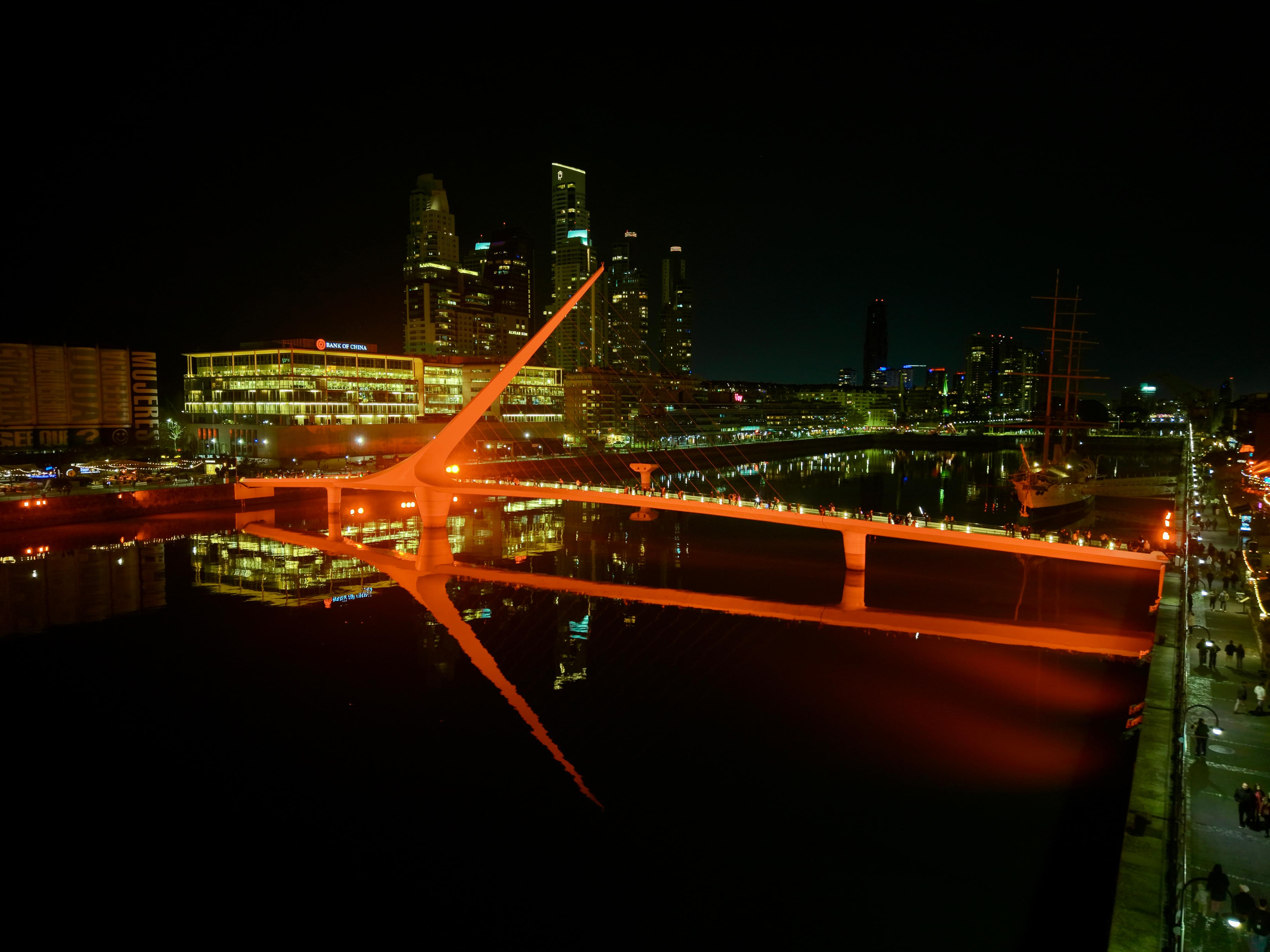 La Ciudad de Buenos Aires ilumin&oacute; de naranja sus principales monumentos para homenajear a donantes de &oacute;rganos y sus familias