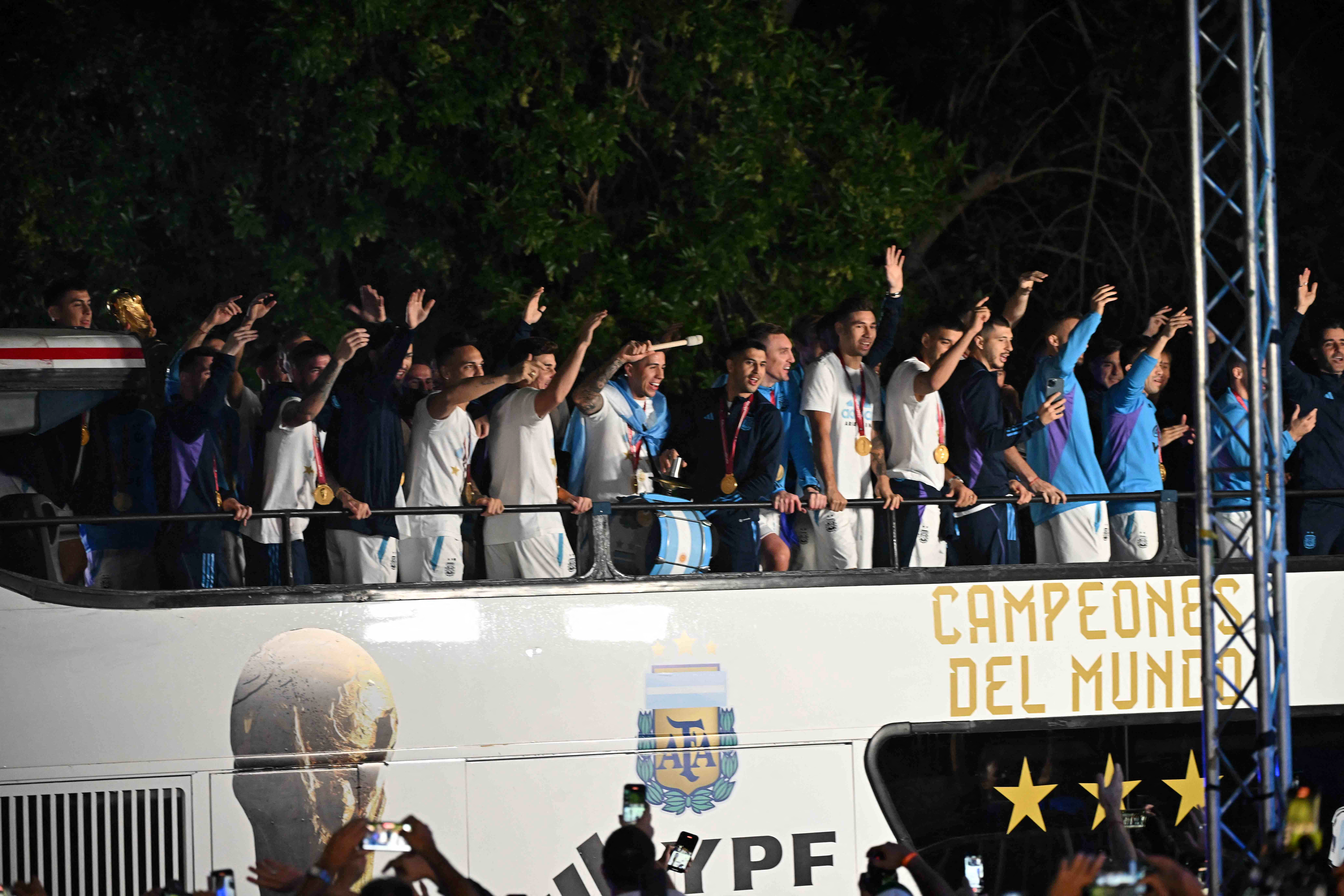 La squadra ha condiviso l'emozione con i tifosi (Foto di Luis Rubio/AFP)
